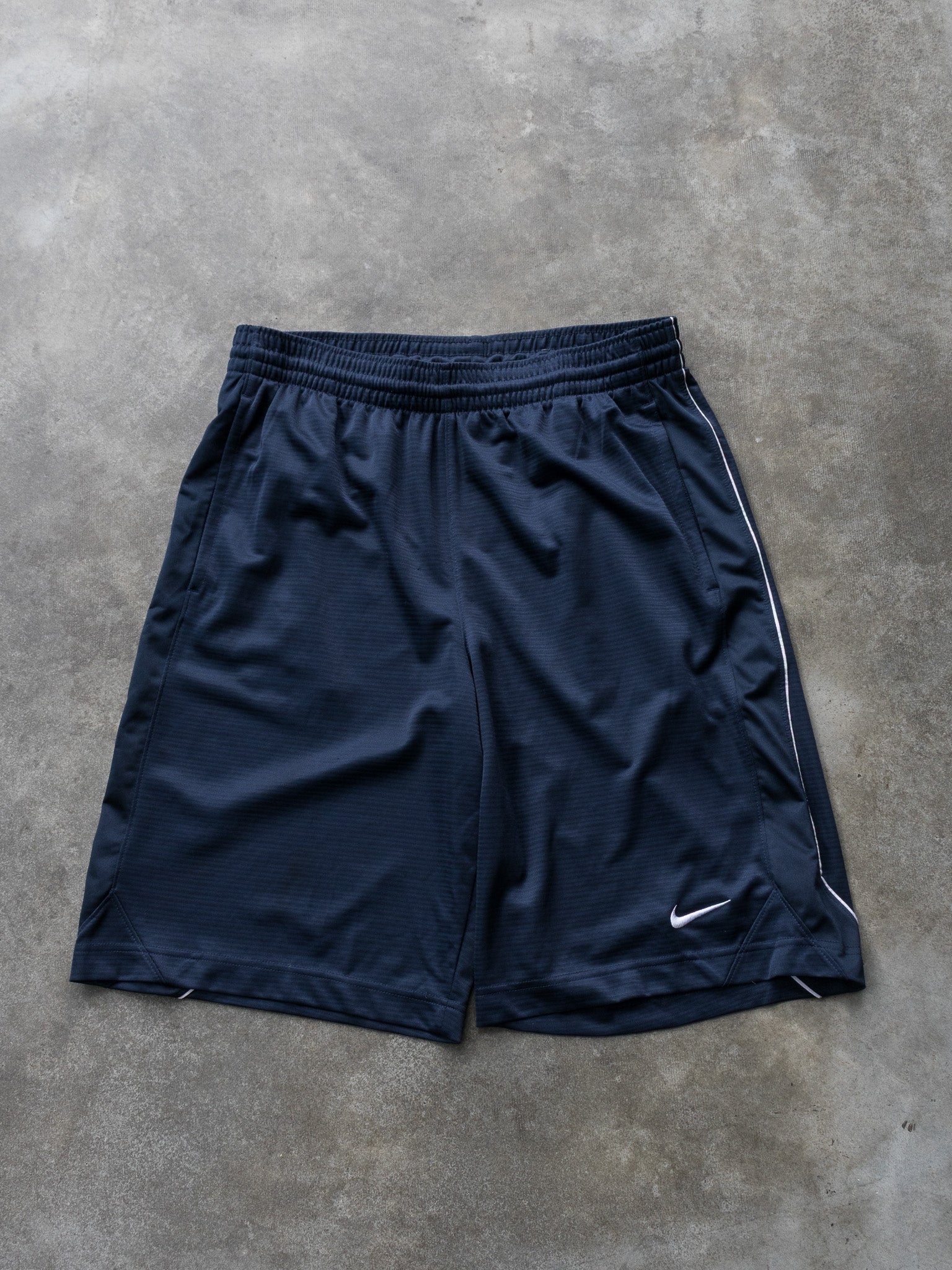 Vintage Navy Nike Basketball Shorts (M)
