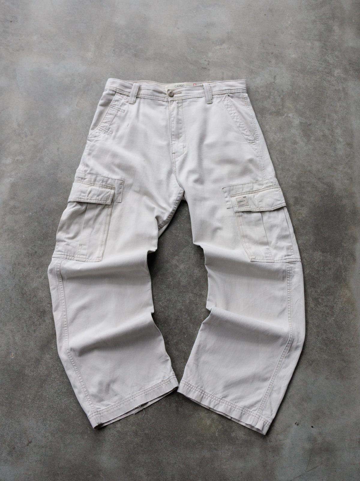 Vintage Beige Levi's Cargo Pants (W32)