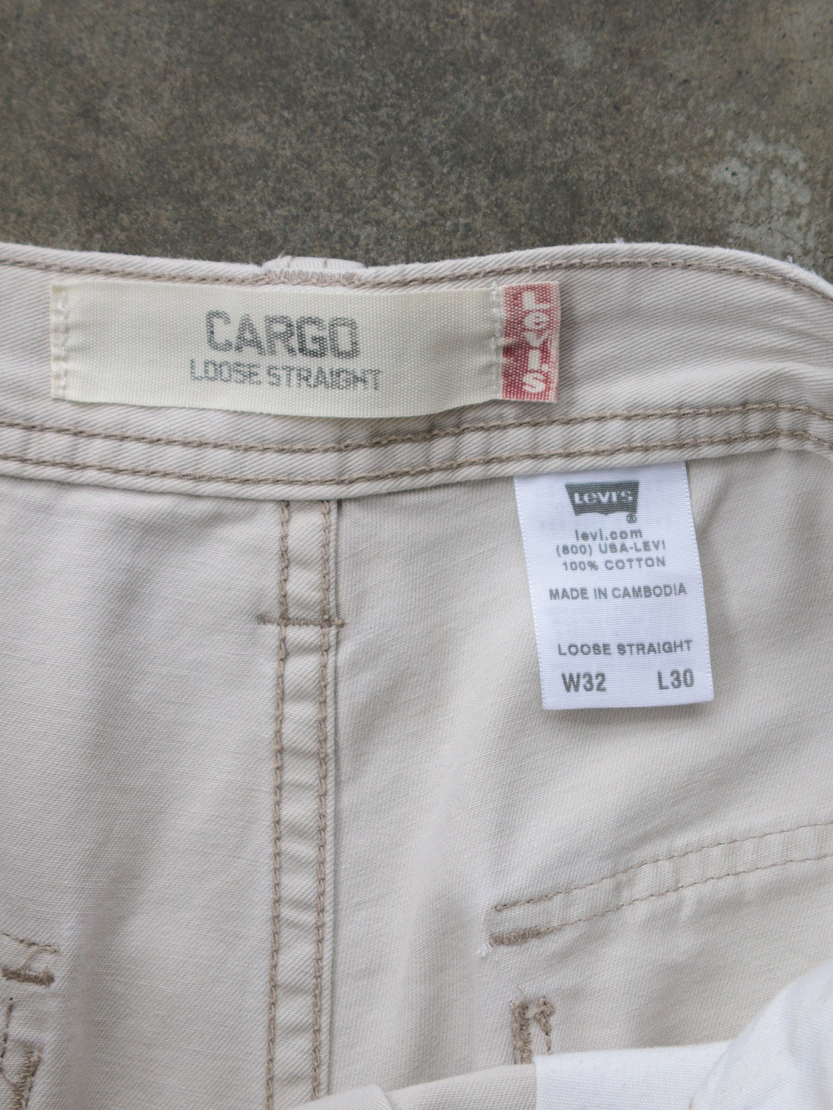 Vintage Beige Levi's Cargo Pants (W32)