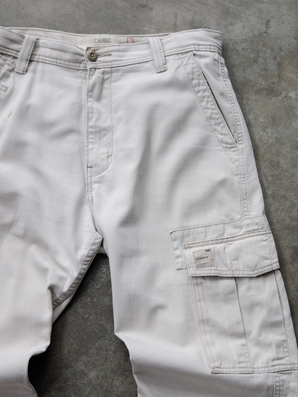 Vintage Beige Levi's Cargo Pants (W32)