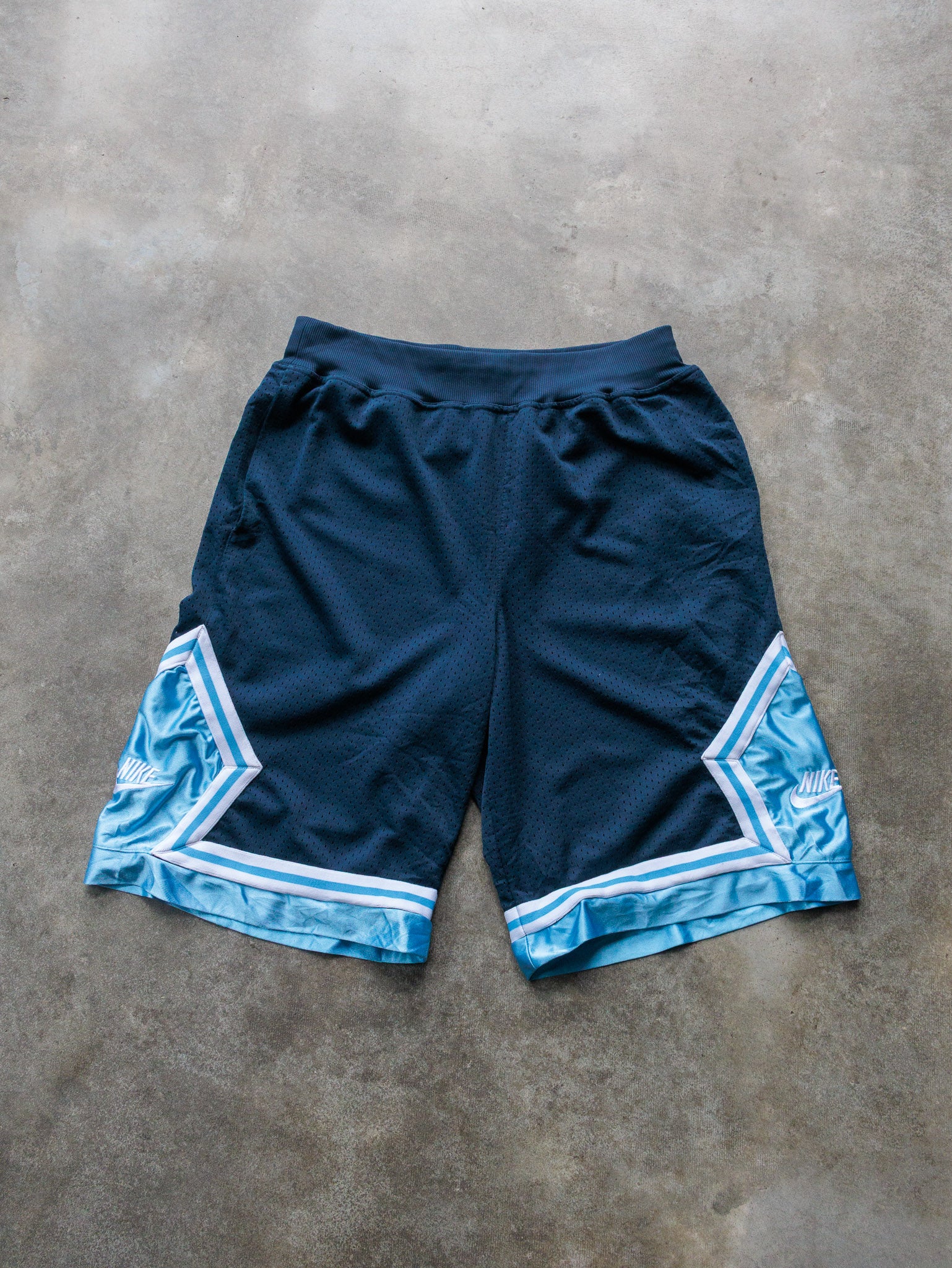 Vintage 90s Blue Nike Basketball Shorts (L)