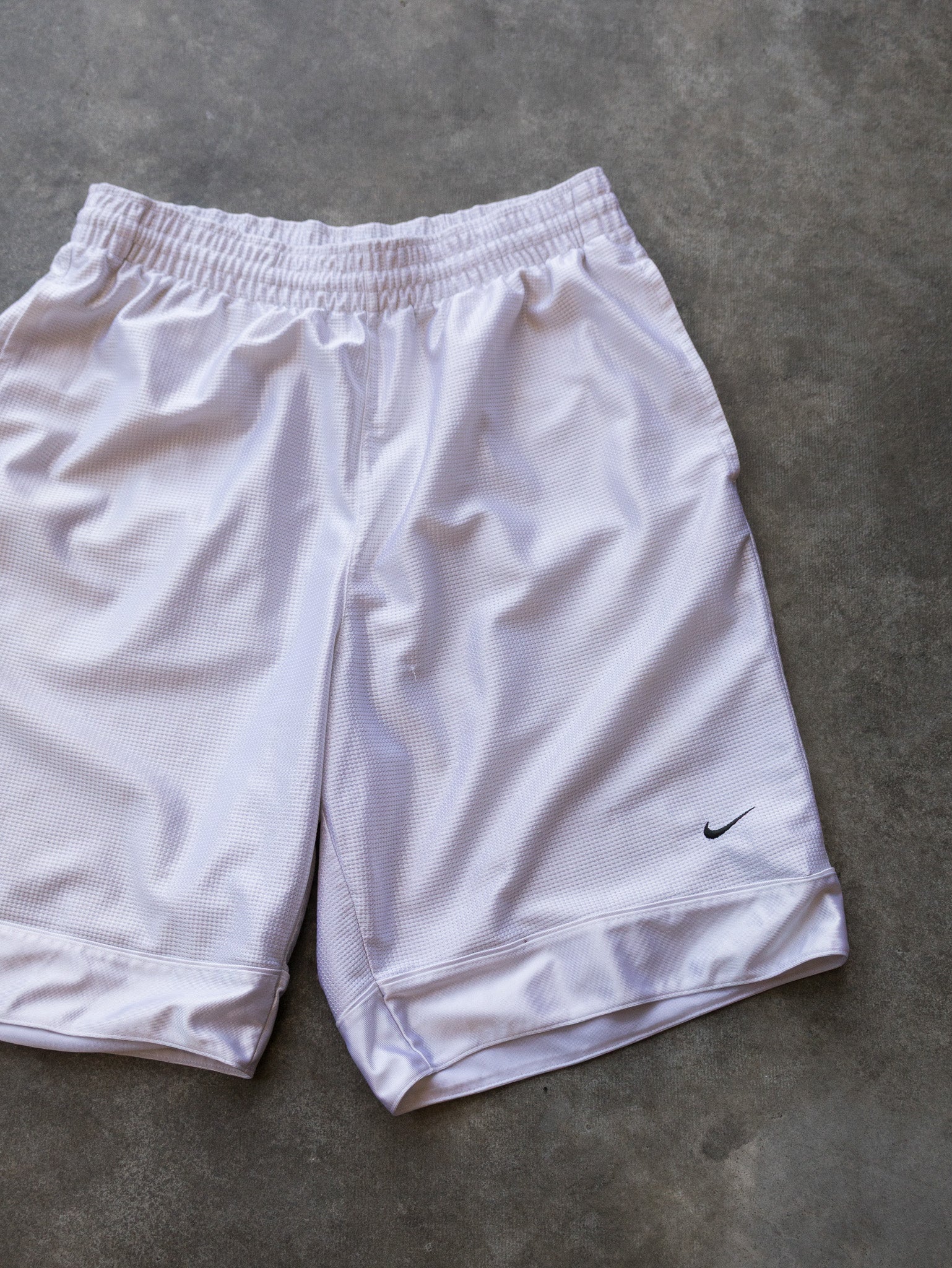Vintage White Nike Basketball Shorts (M)