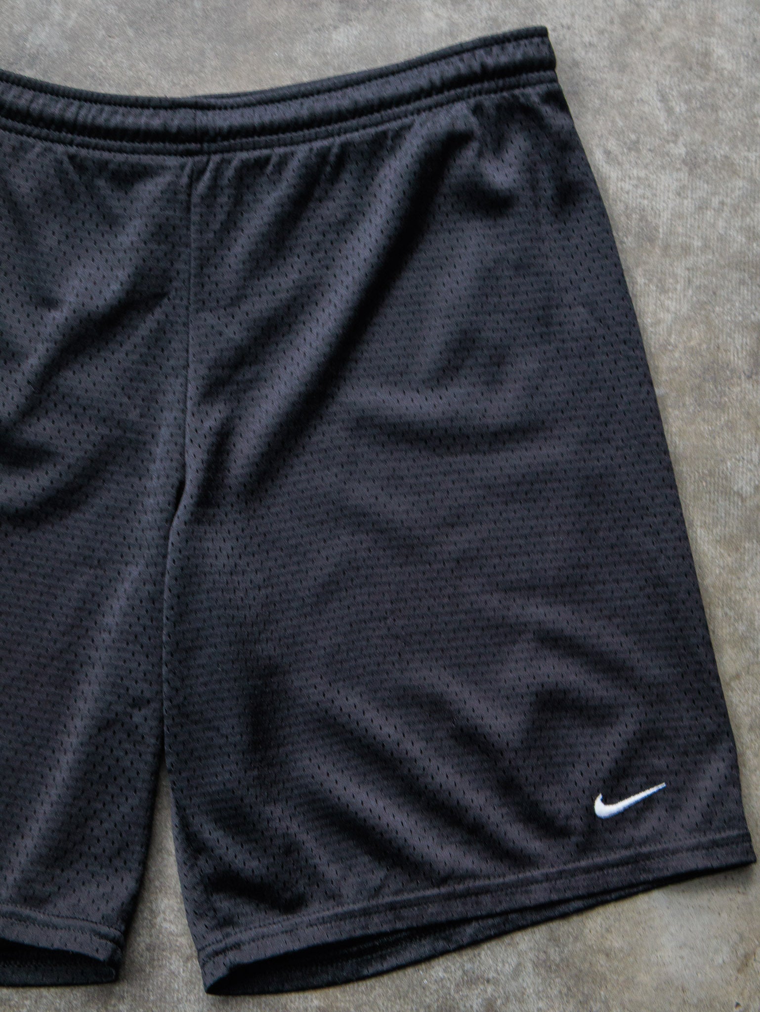 Vintage 00s Black Nike Mesh Shorts (M)