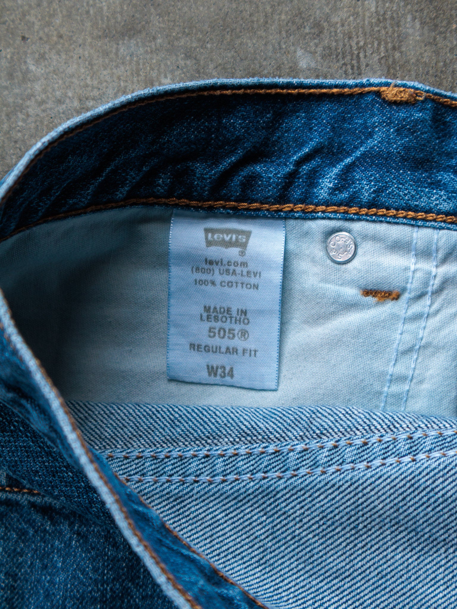 Vintage Medium Wash Levi’s 505 Denim Shorts (W34)