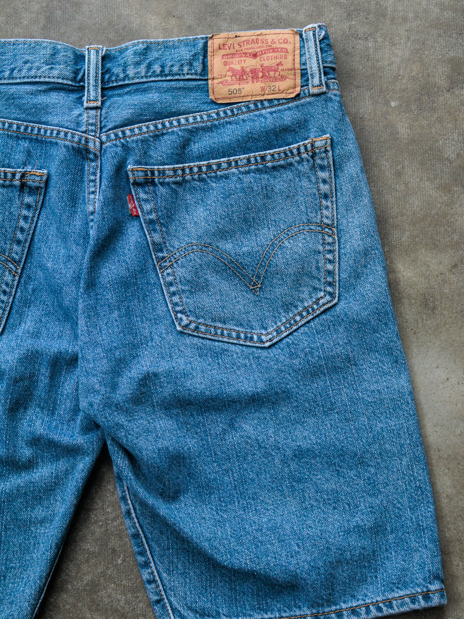 Vintage Mid Wash Levi’s 505 Straight Fit Denim Shorts (W32)