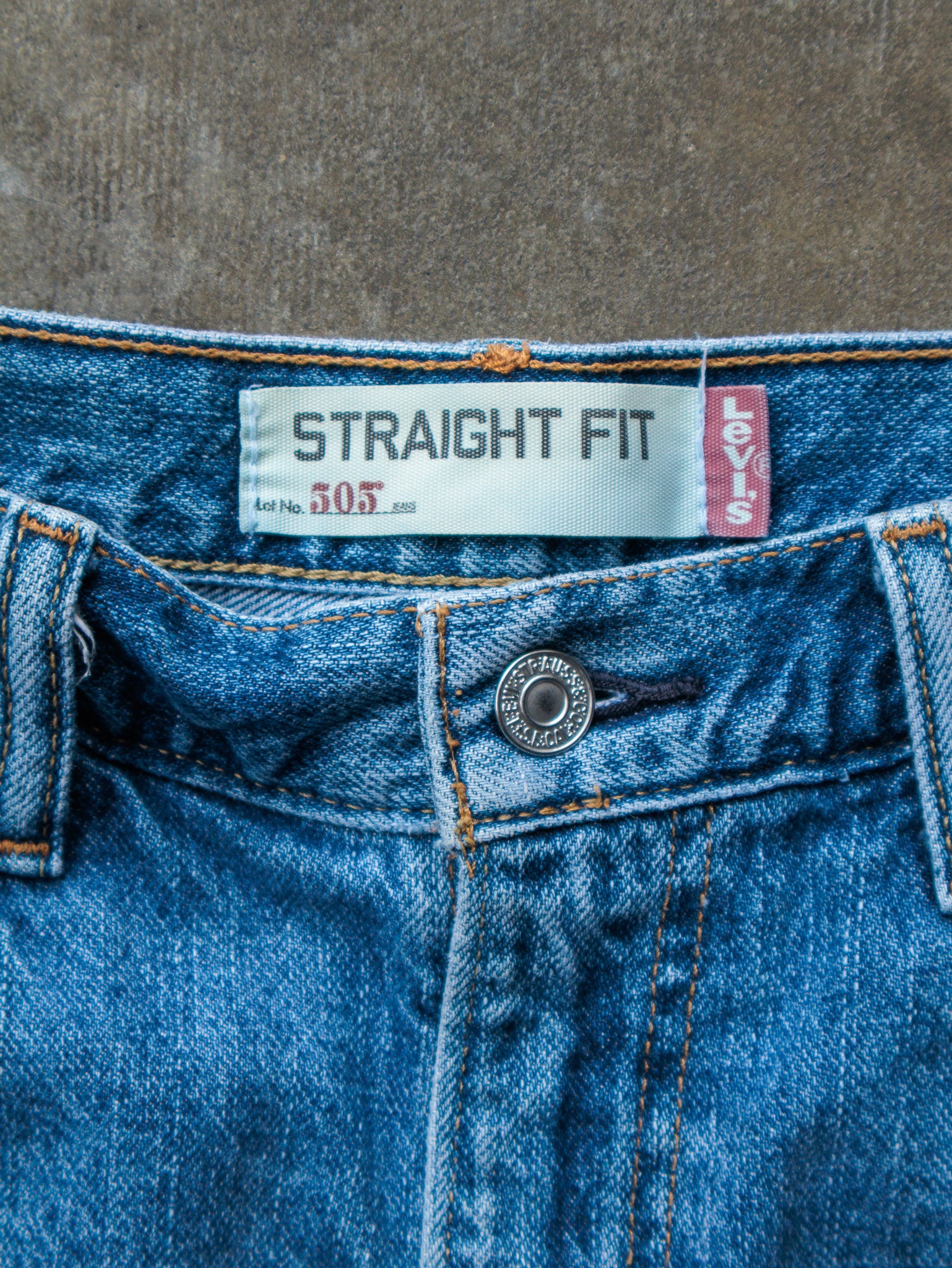 Vintage Mid Wash Levi’s 505 Straight Fit Denim Shorts (W32)