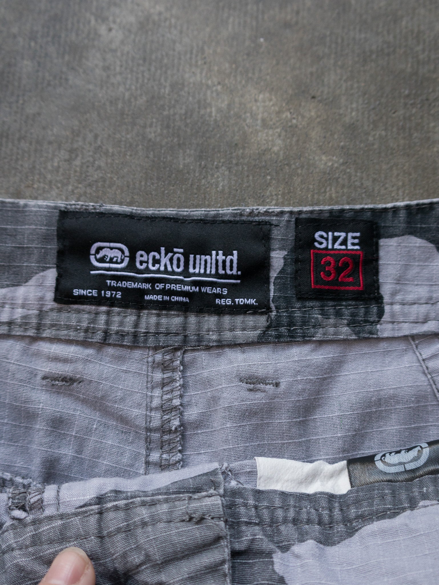 Vintage Grey Camo Ecko Cargo Shorts (W32)