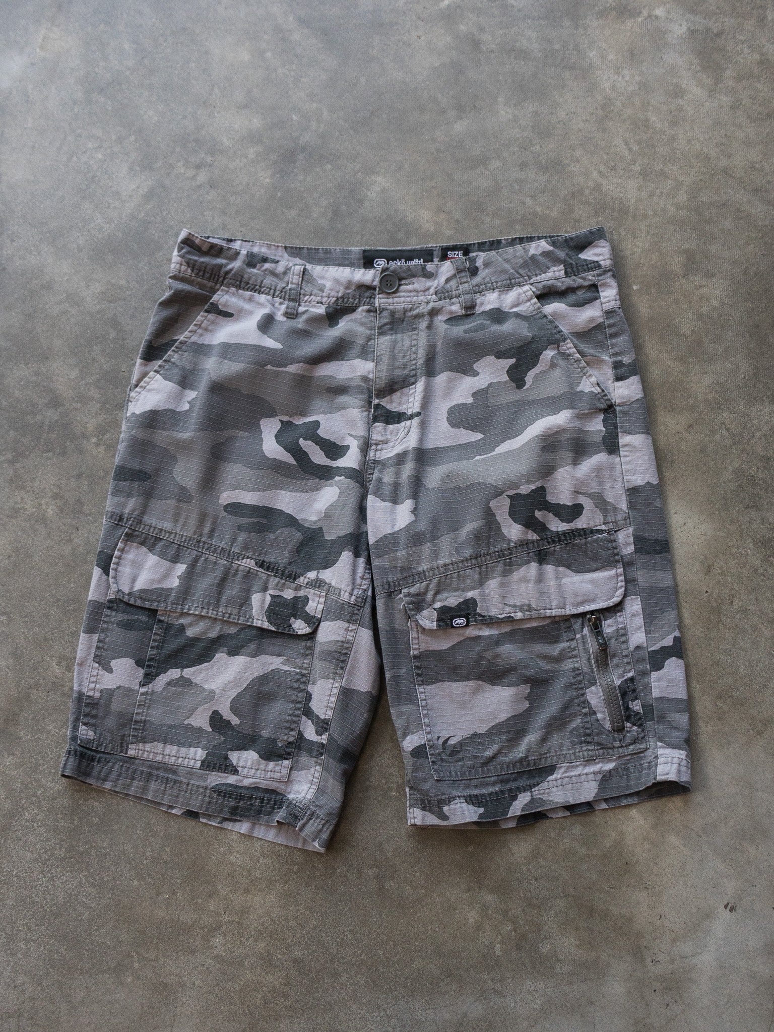 Vintage Grey Camo Ecko Cargo Shorts (W32)