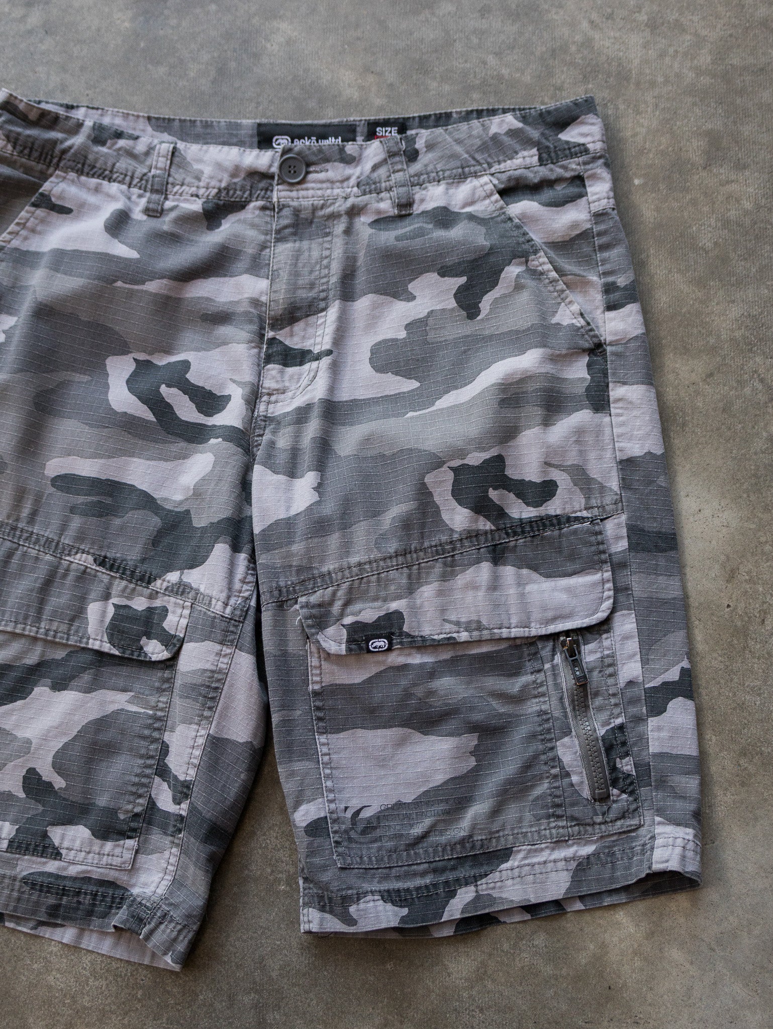 Vintage Grey Camo Ecko Cargo Shorts (W32)