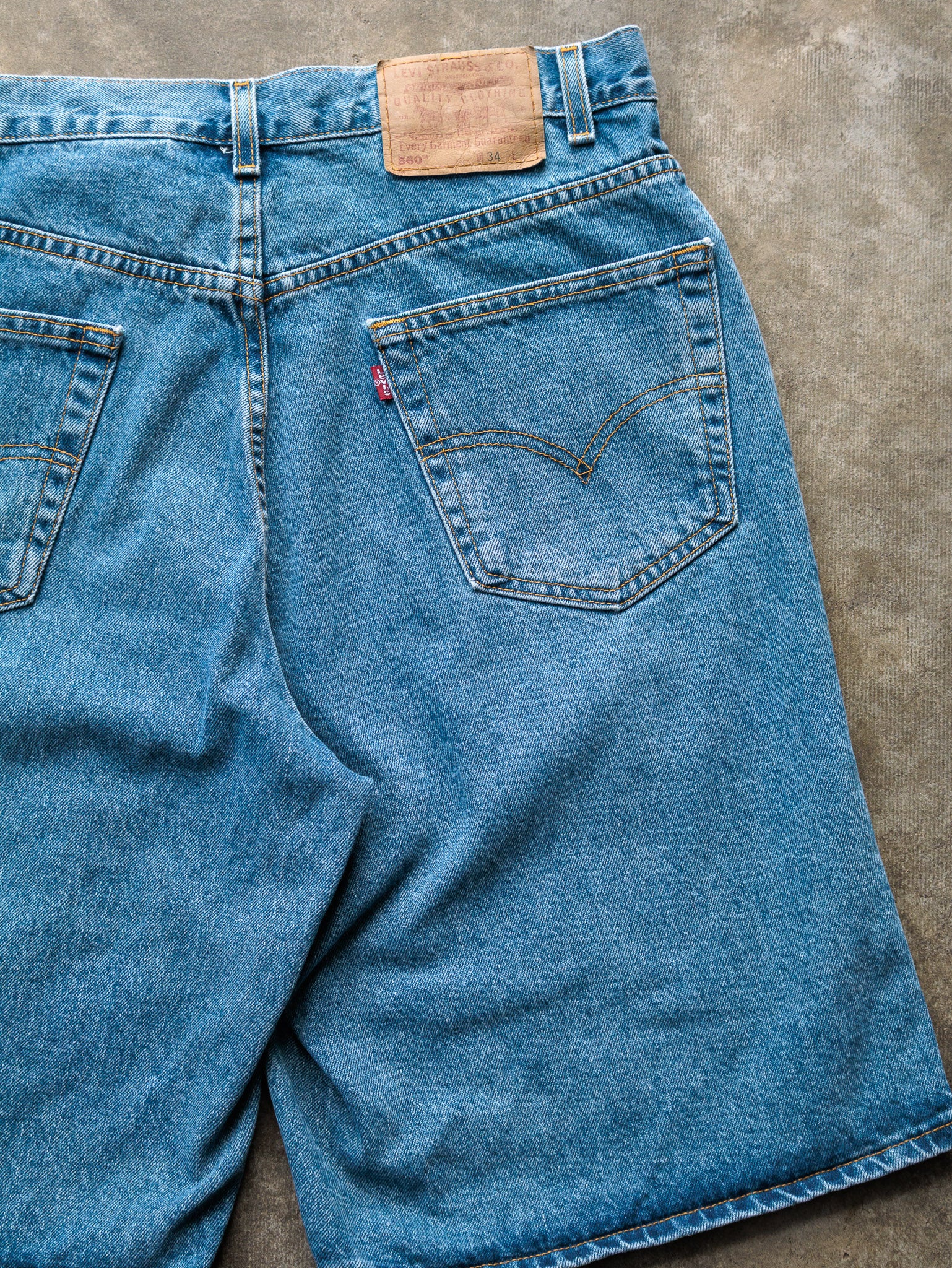 Vintage 90s Blue Levi's 560 Loose Fit Denim Shorts (W34)