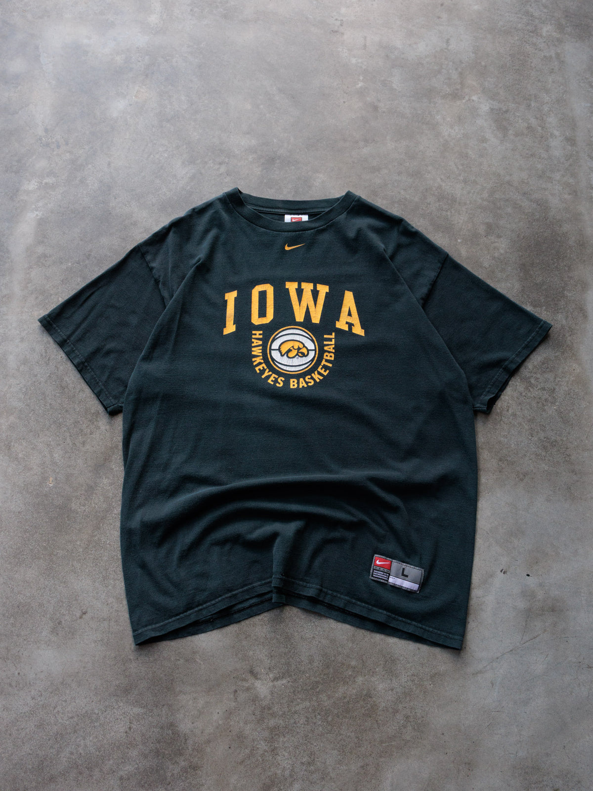 Vintage 90s Green Nike Iowa Hawkeyes Basketball Tee (L)