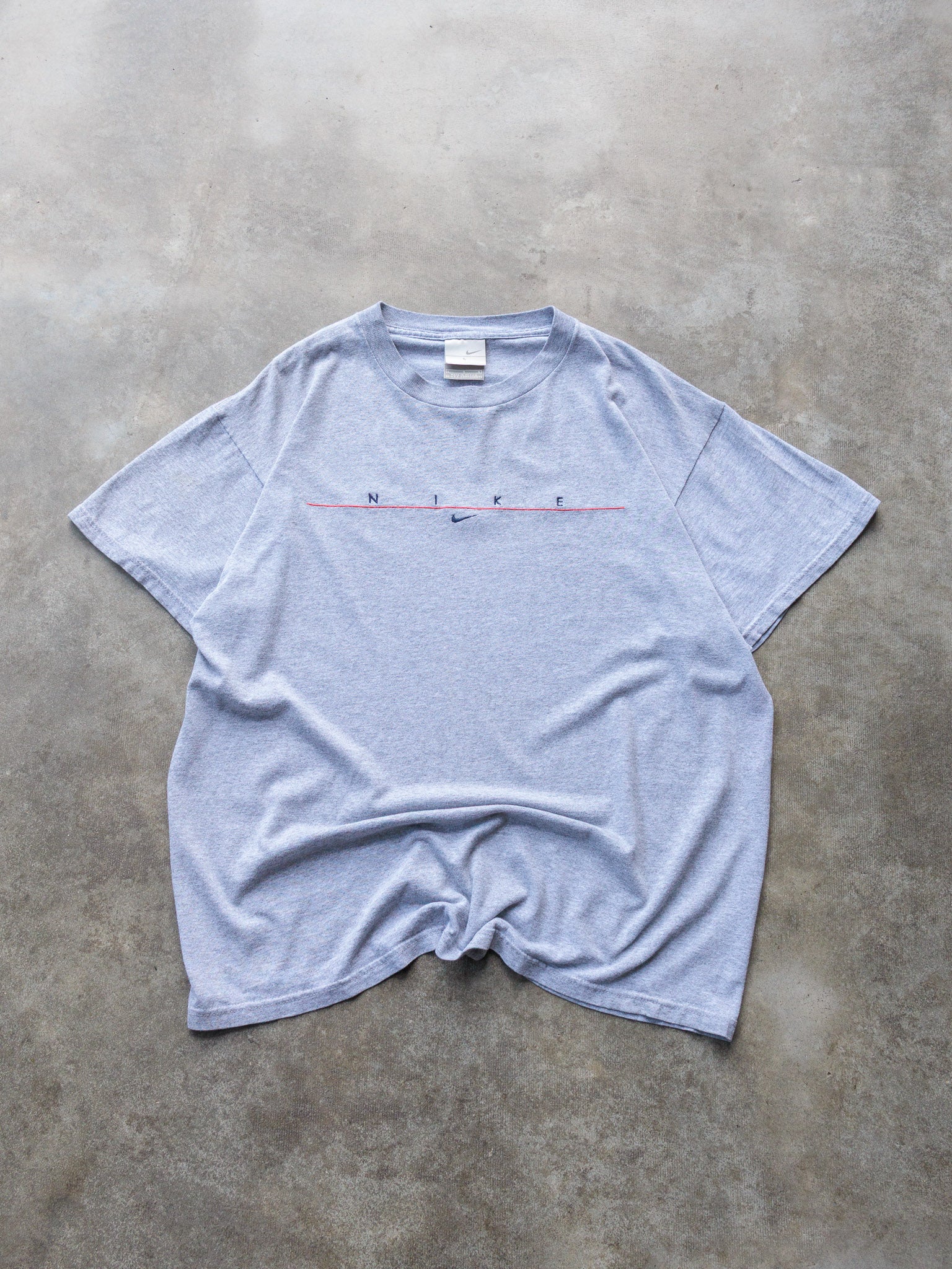 Vintage 00s Grey Nike Embroidered Graphic Tee (L)