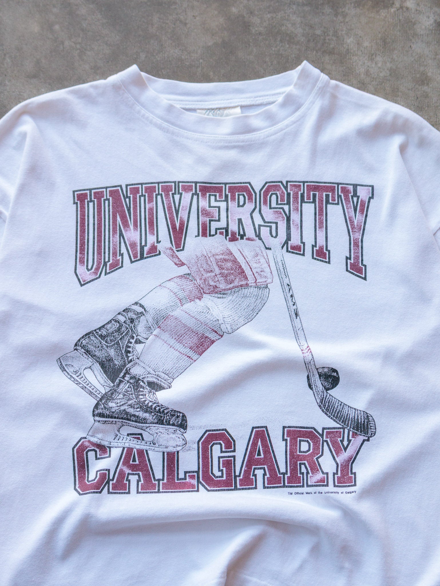 Vintage University of Calgary Hockey Graphic Tee (M)