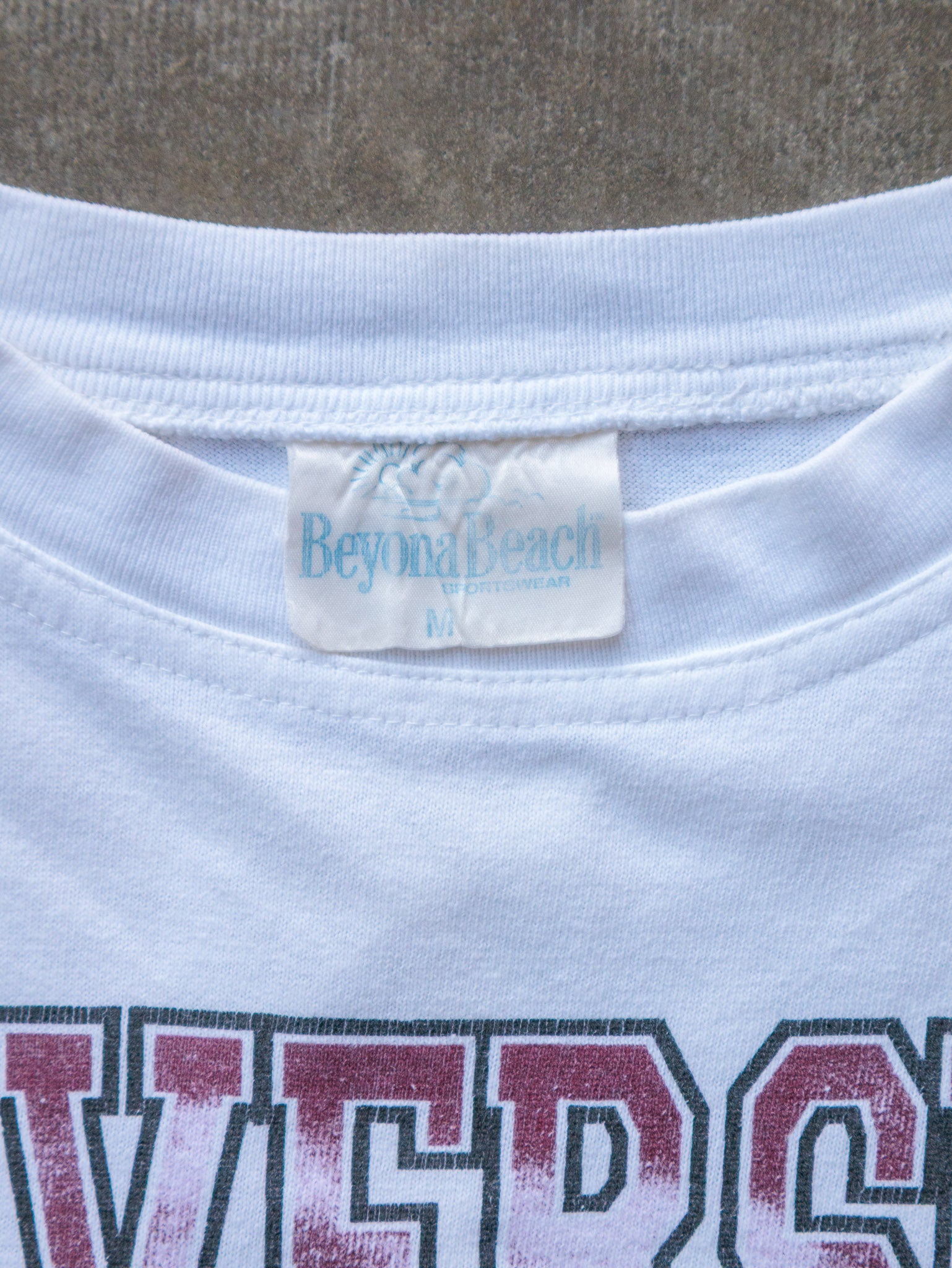 Vintage University of Calgary Hockey Graphic Tee (M)