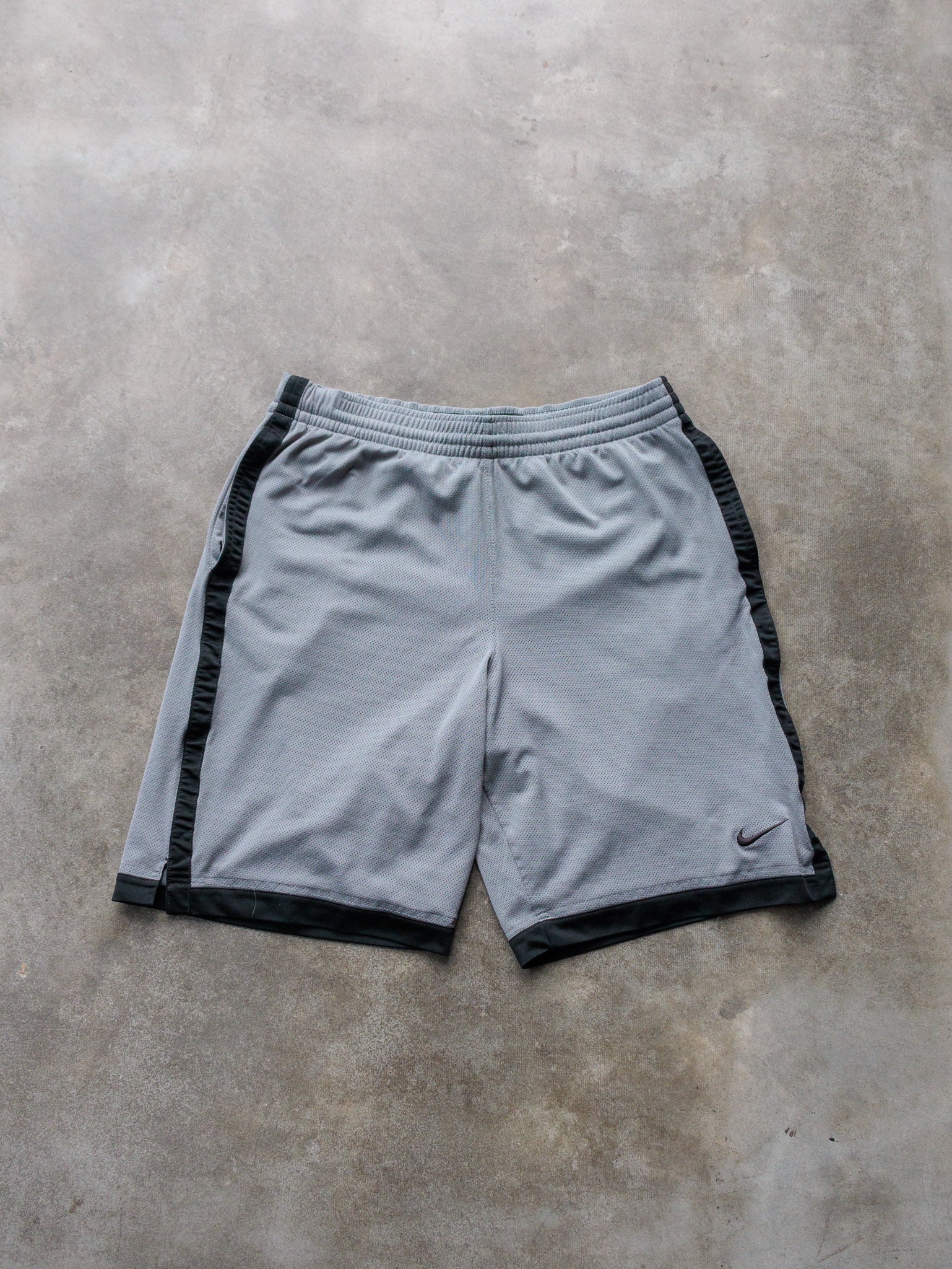 Vintage 00s Grey Nike Basketball Shorts (L)