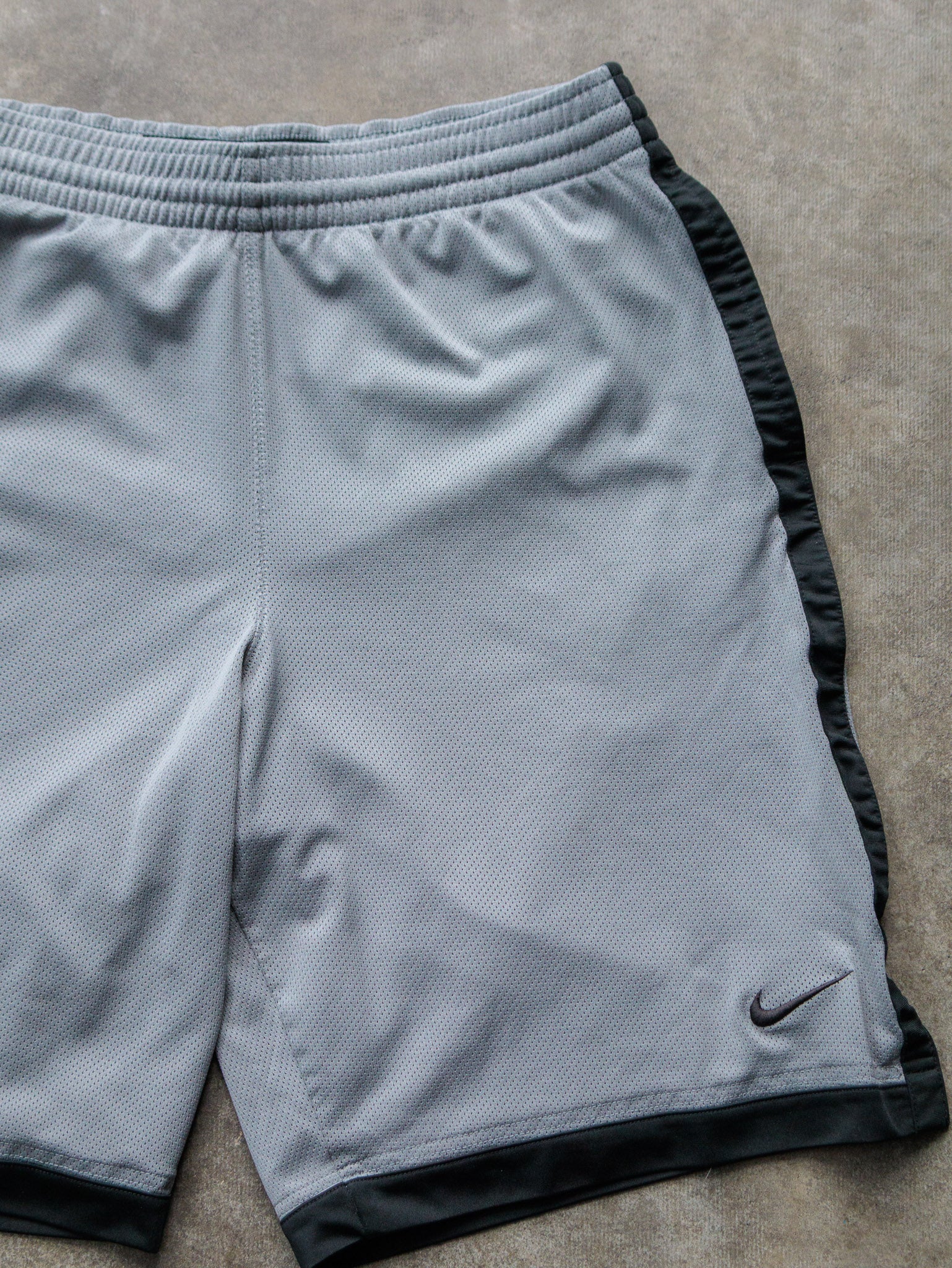 Vintage 00s Grey Nike Basketball Shorts (L)