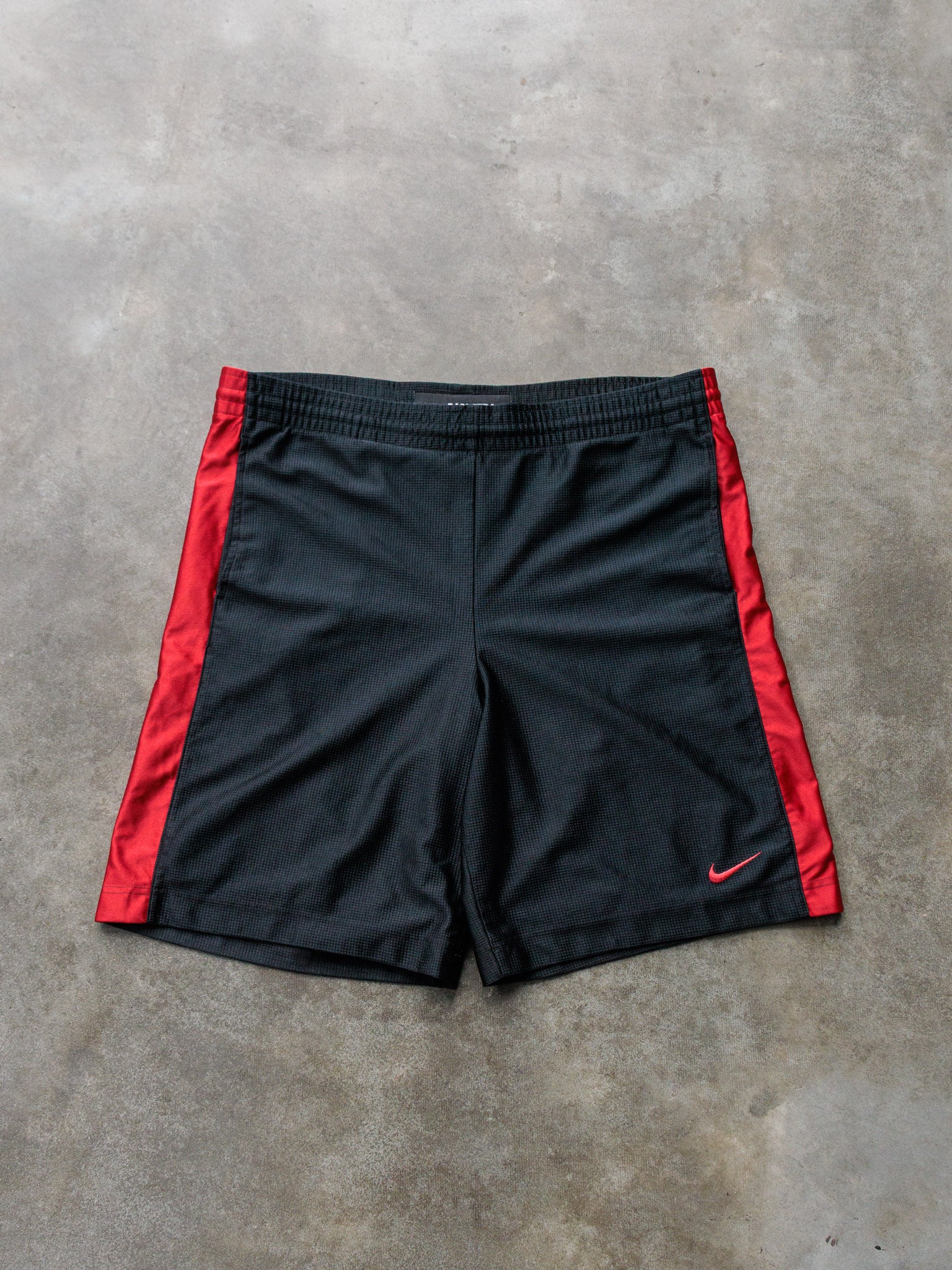 Vintage 00s Black & Red Nike Basketball Shorts (L)