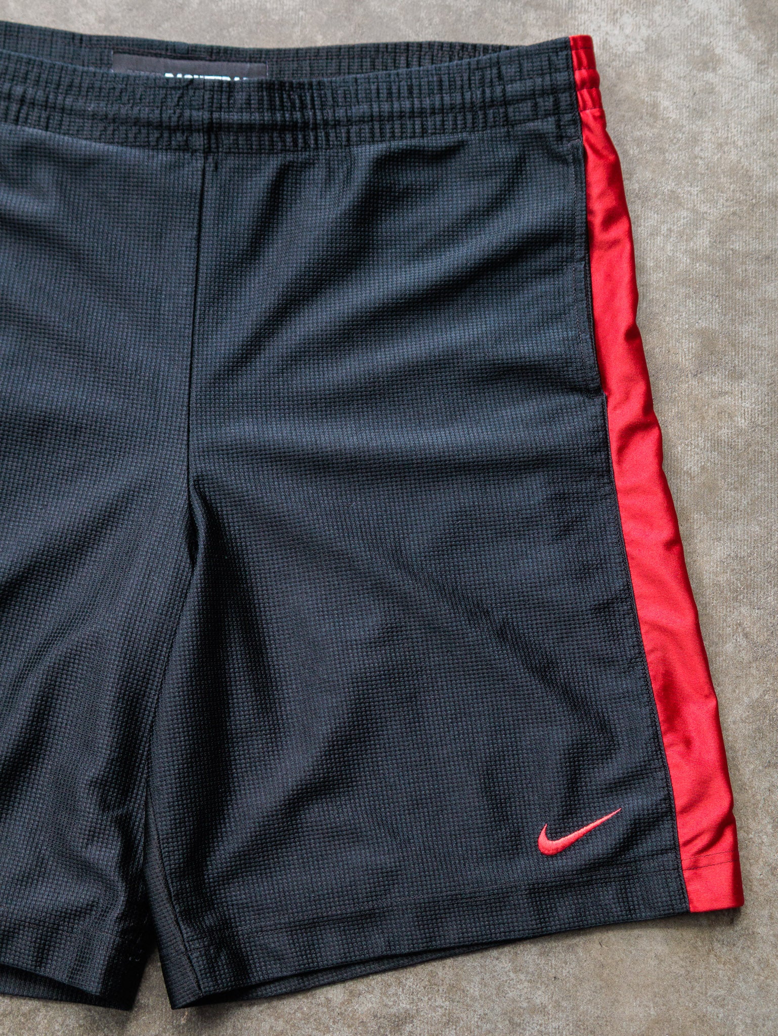 Vintage 00s Black & Red Nike Basketball Shorts (L)