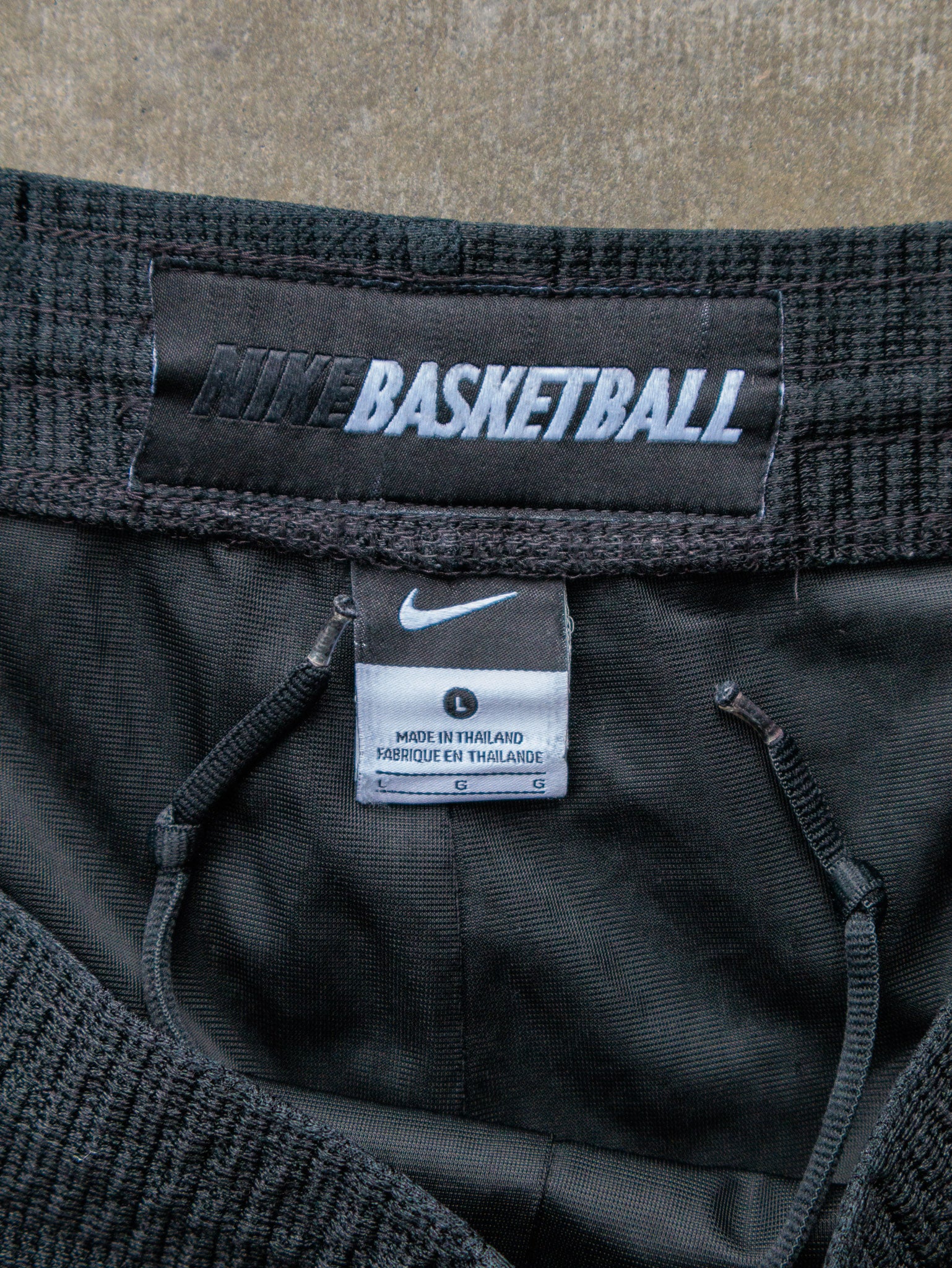 Vintage 00s Black & Red Nike Basketball Shorts (L)