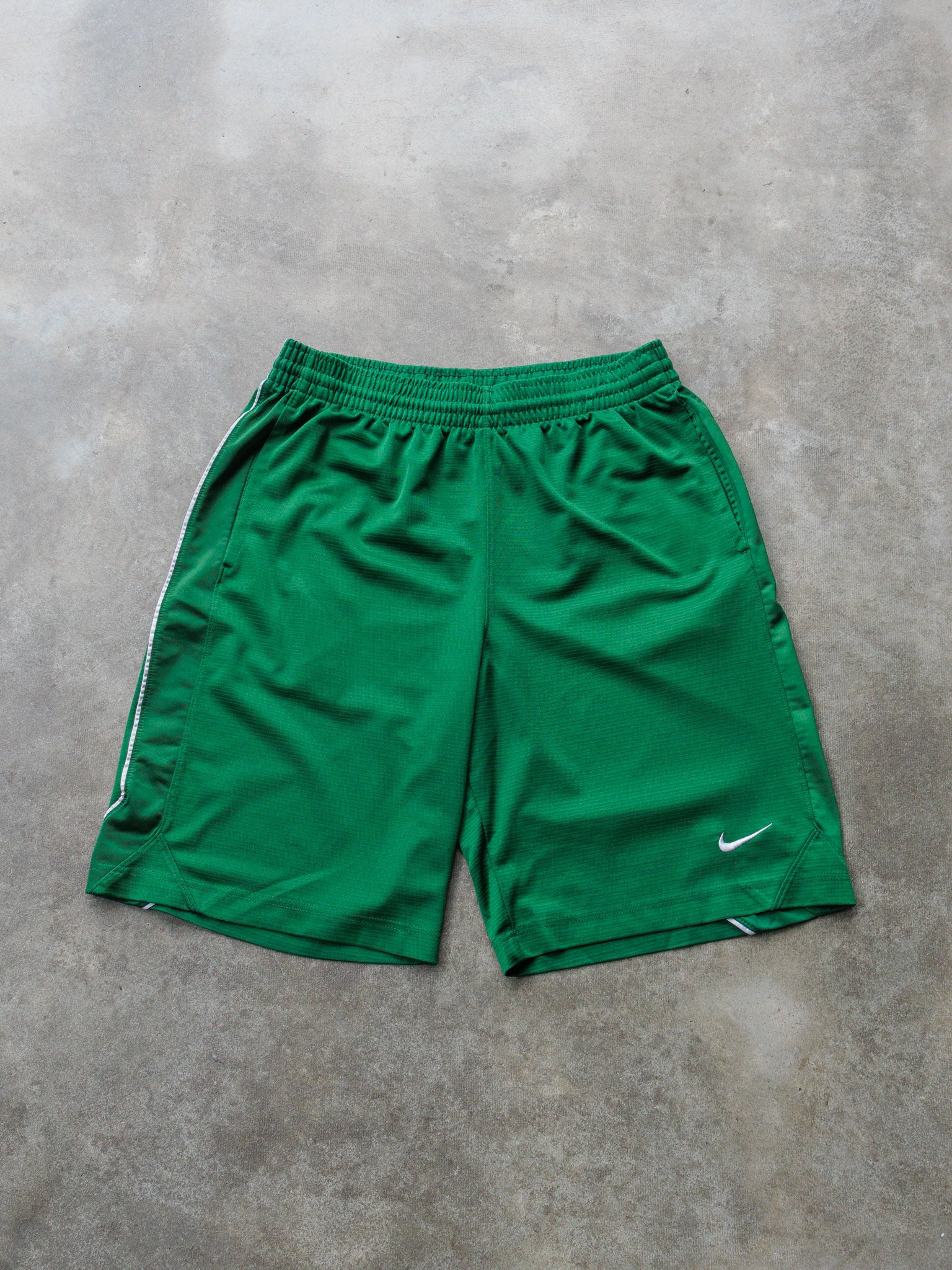 Vintage 00s Green Nike Basketball Shorts (M)