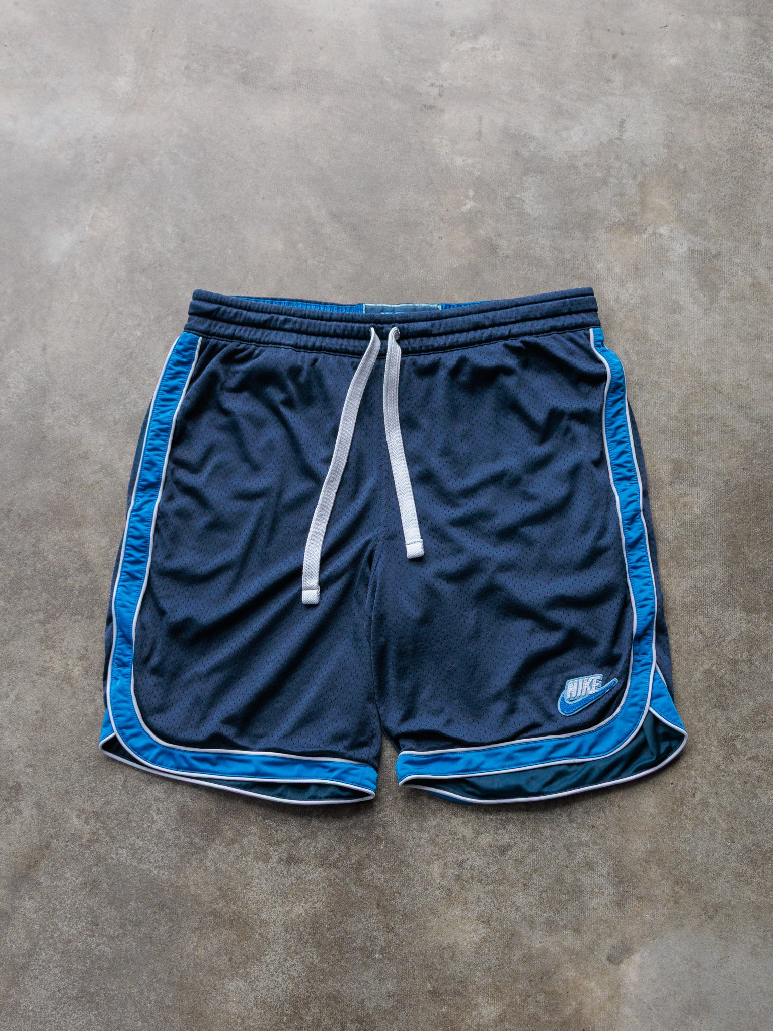 Vintage 00s Navy & Blue Nike Mesh Basketball Shorts (M)