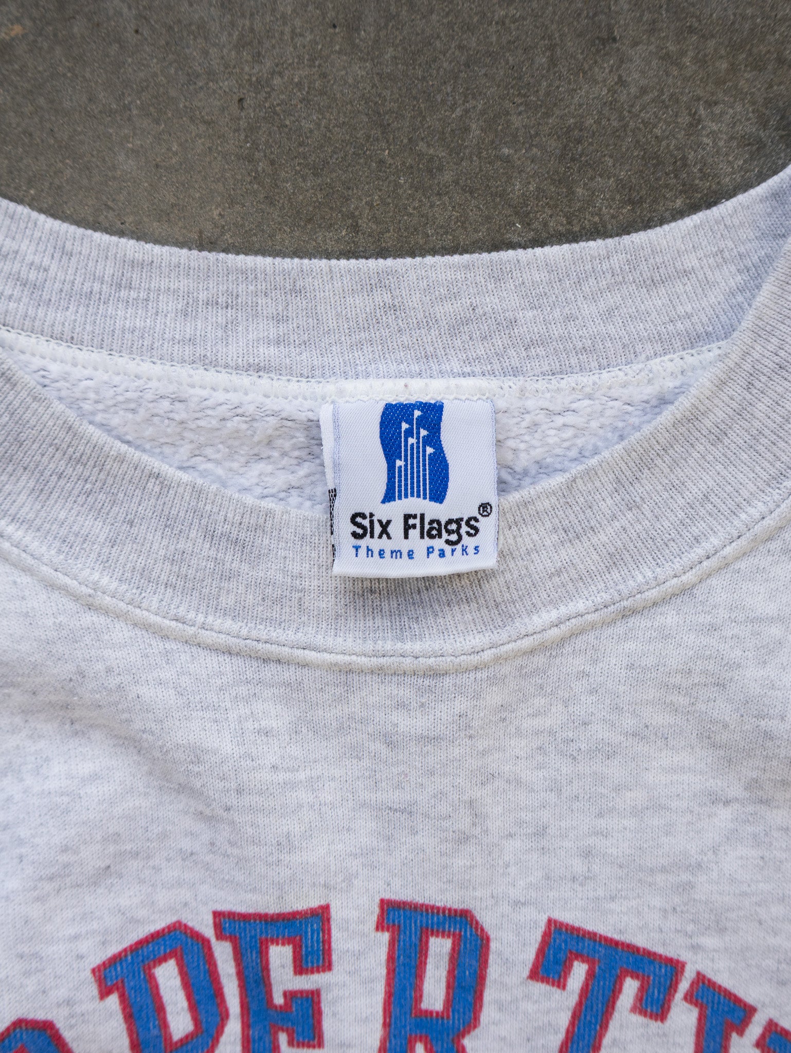 Vintage 1995 Looney Tunes Six Flags Sweatshirt (XL)