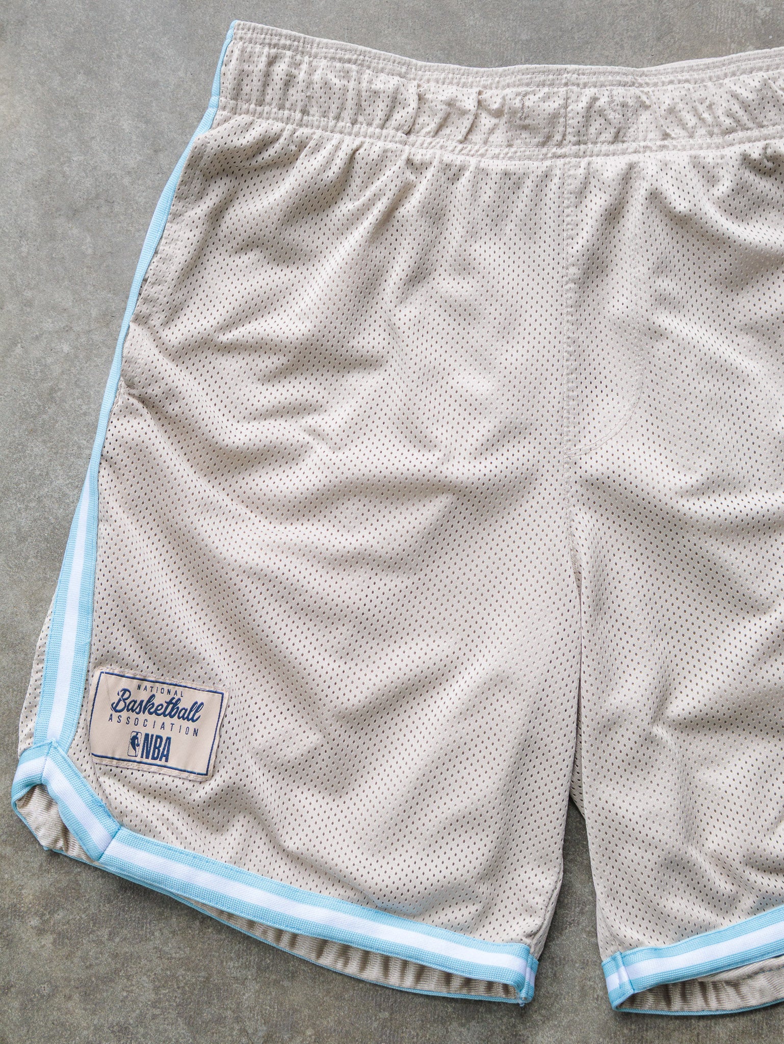 Vintage Cream NBA Basketball Mesh Shorts (M)