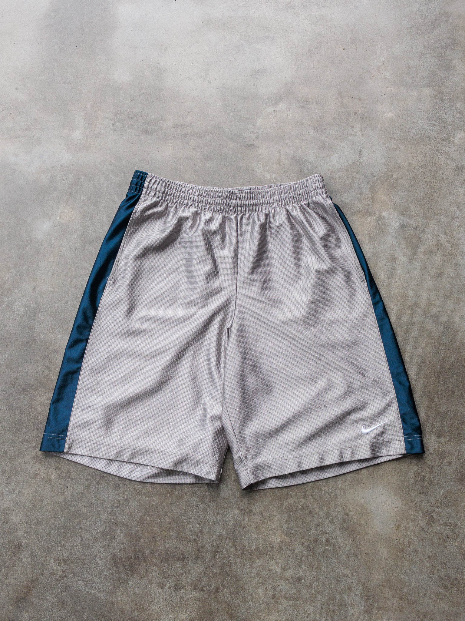 Vintage 00s Grey & Navy Nike Basketball Shorts (L)