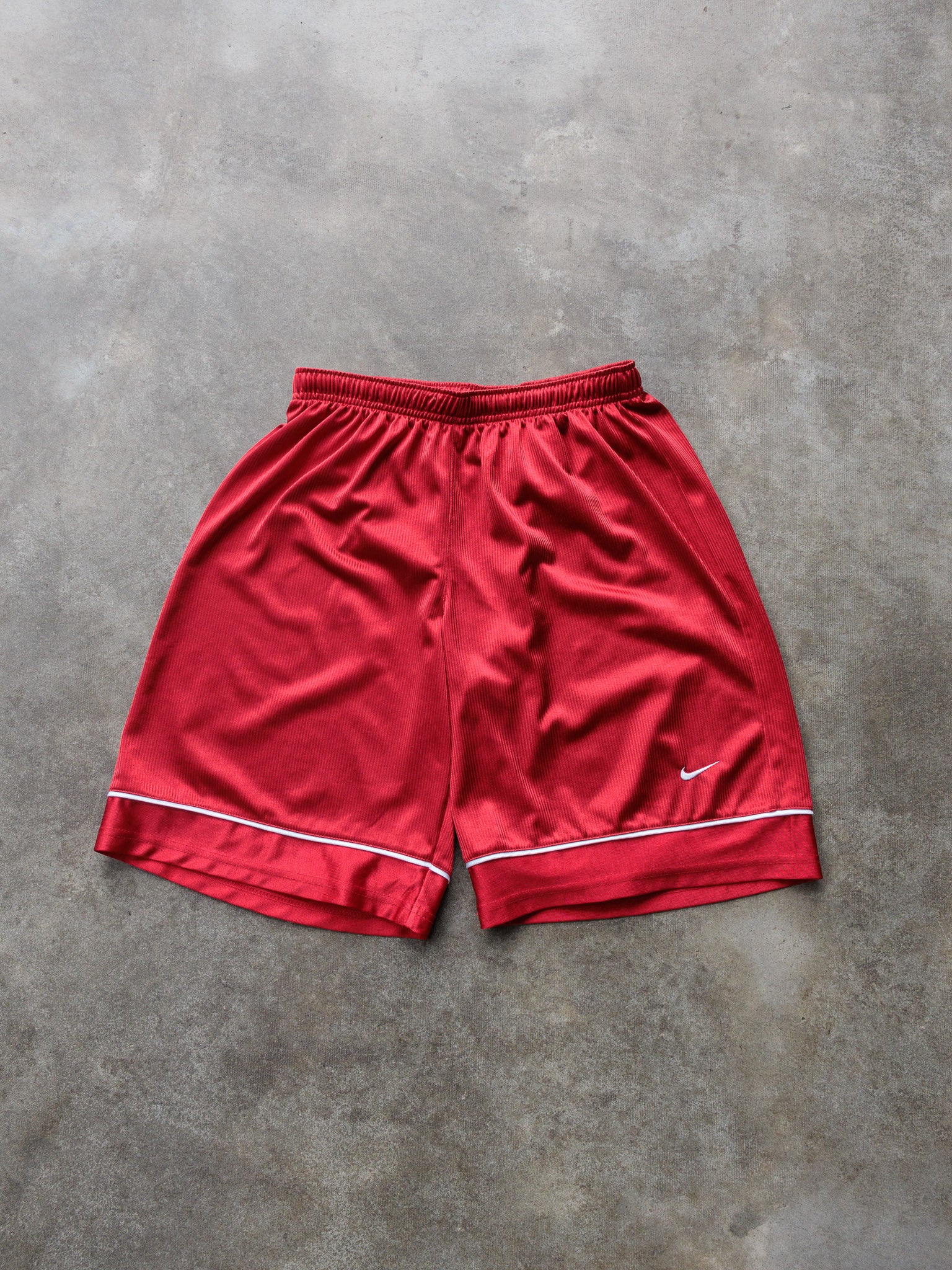 Vintage 00s Red Nike Shorts (18-20Y)