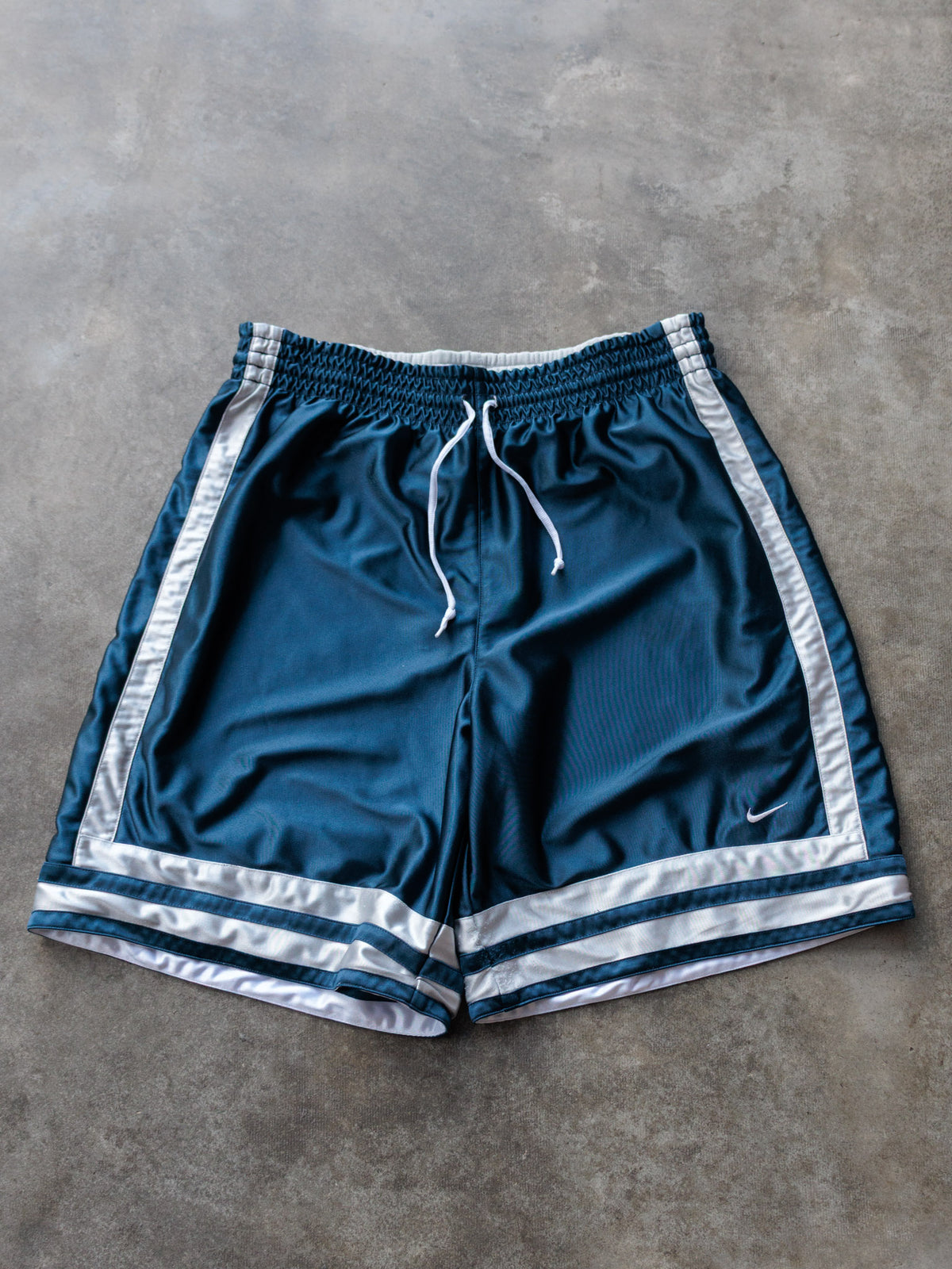 Vintage 00s Navy & Grey Nike Reversible Basketball Shorts (-)