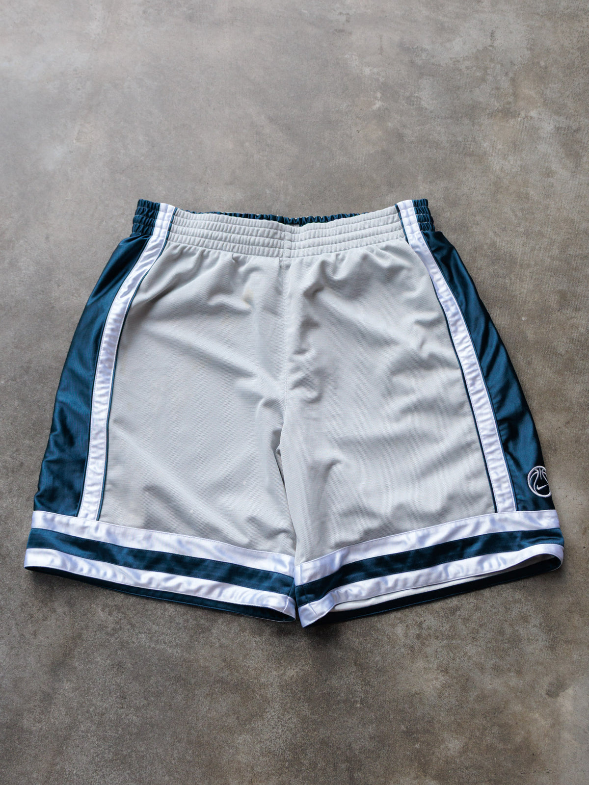 Vintage 00s Navy & Grey Nike Reversible Basketball Shorts (-)