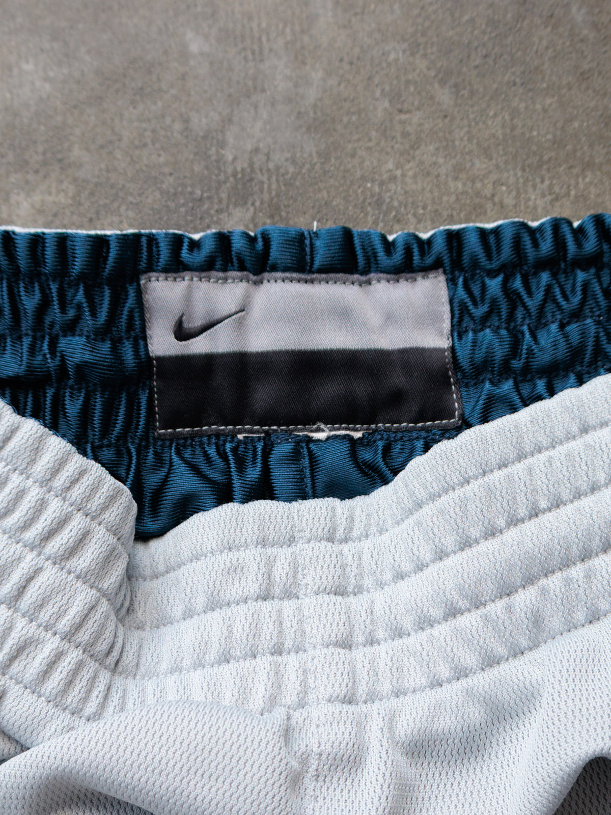 Vintage 00s Navy & Grey Nike Reversible Basketball Shorts (-)