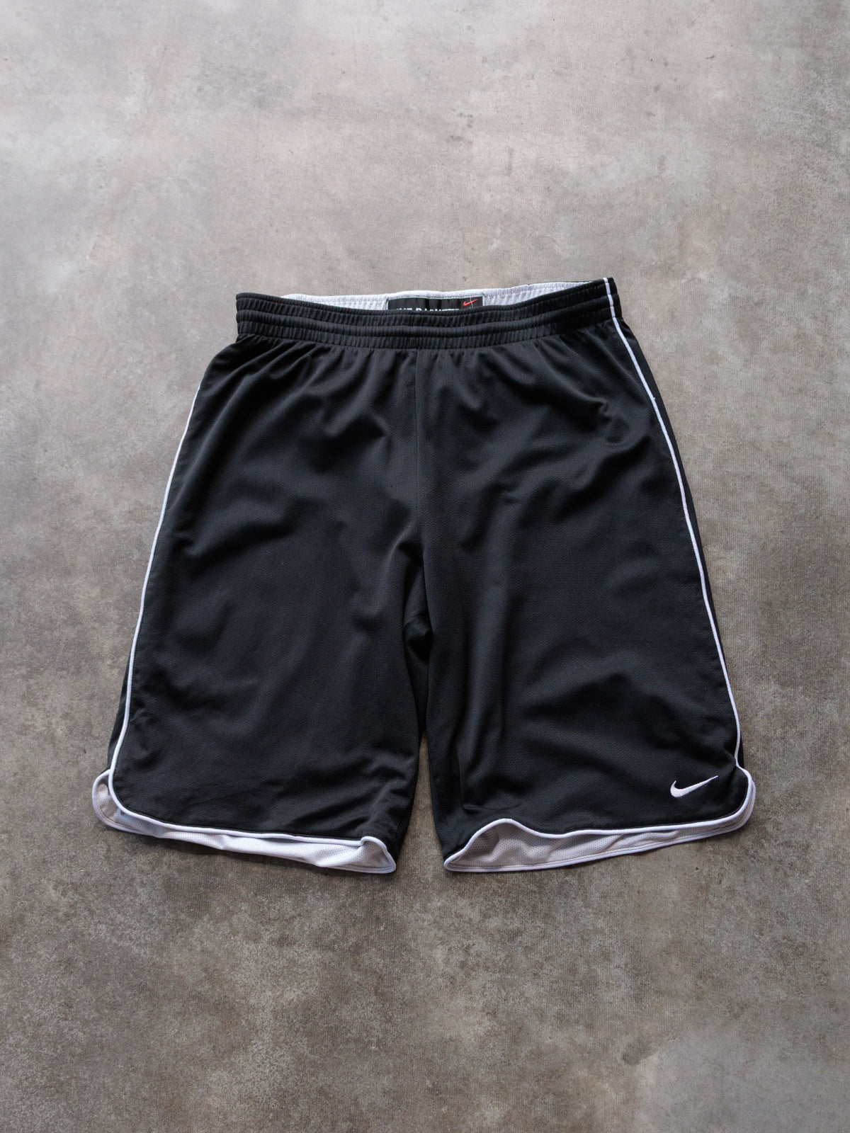 Vintage Black & White Nike Reversible Mesh Basketball Shorts (-)