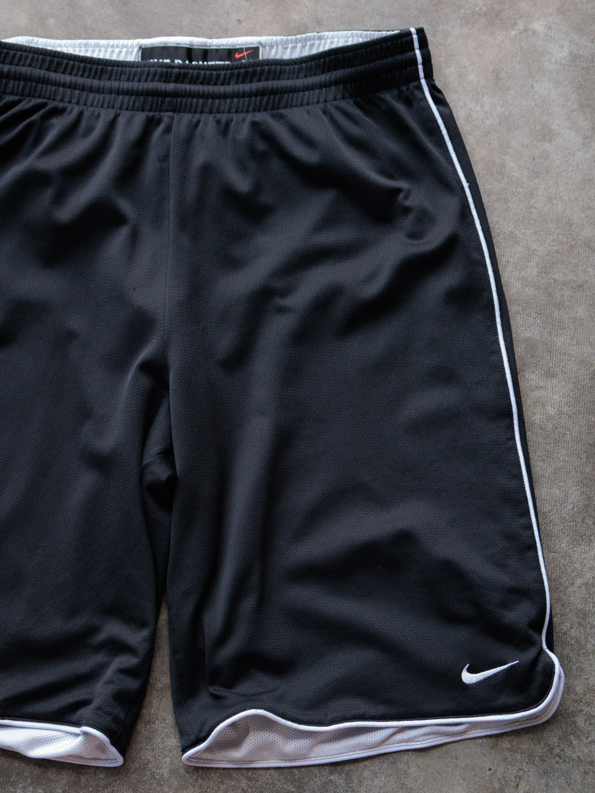 Vintage Black & White Nike Reversible Mesh Basketball Shorts (-)