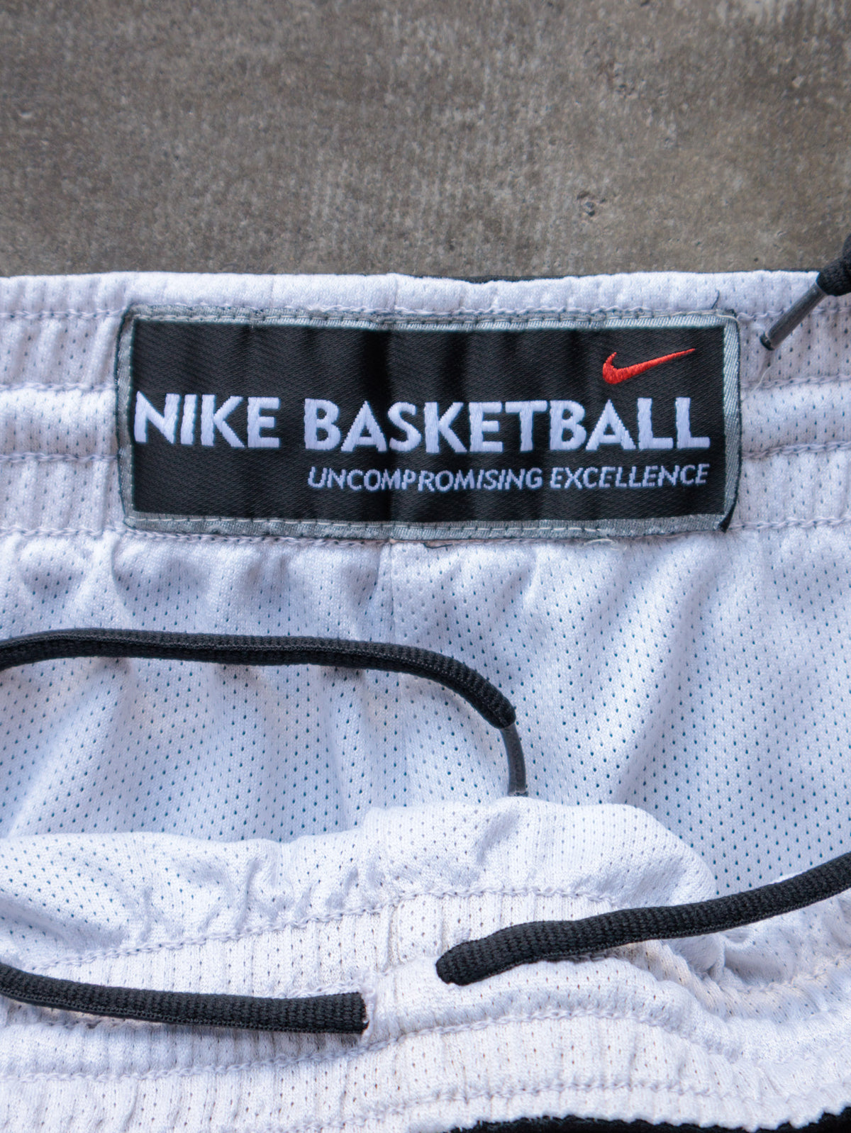 Vintage Black & White Nike Reversible Mesh Basketball Shorts (-)