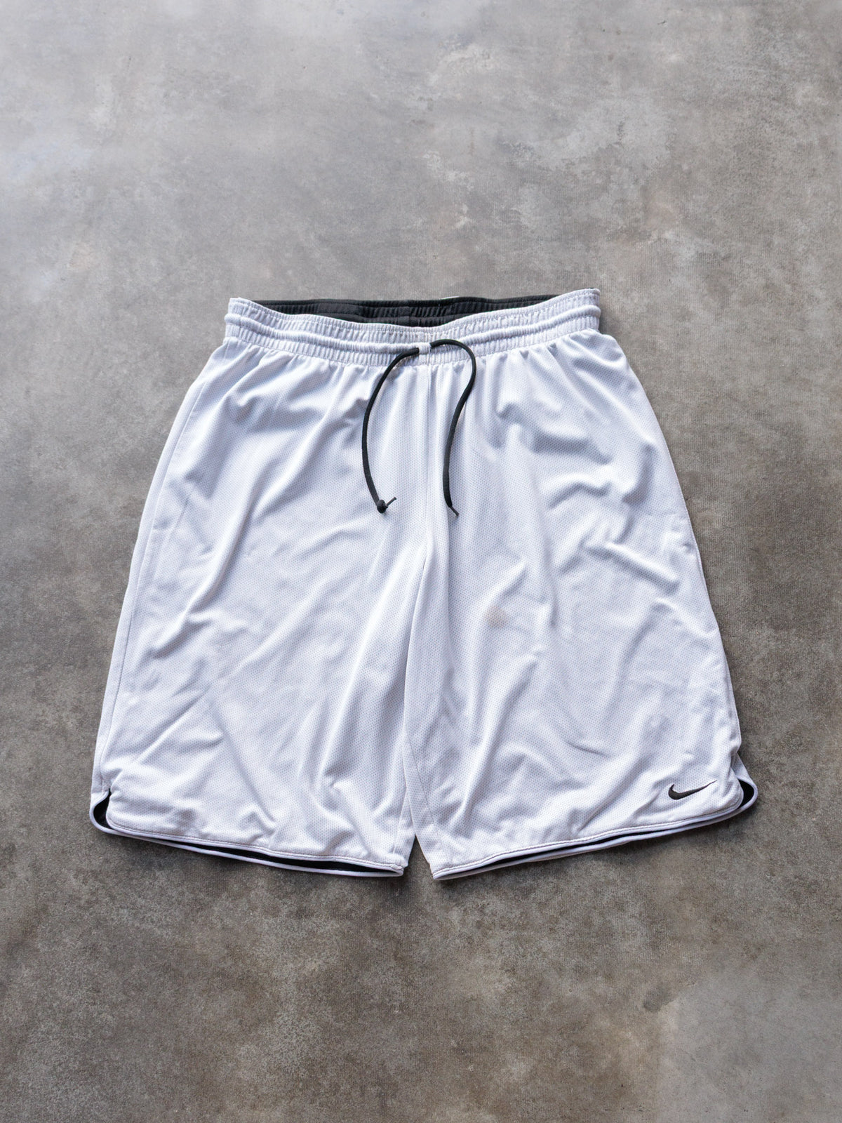 Vintage Black & White Nike Reversible Mesh Basketball Shorts (-)