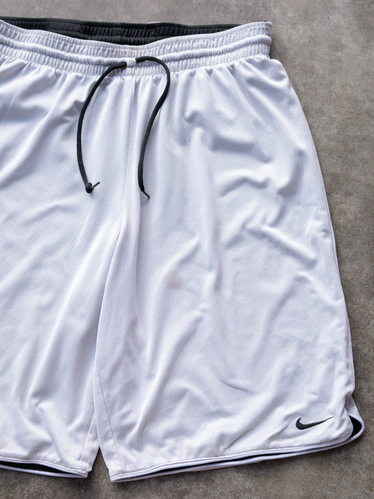 Vintage Black & White Nike Reversible Mesh Basketball Shorts (-)