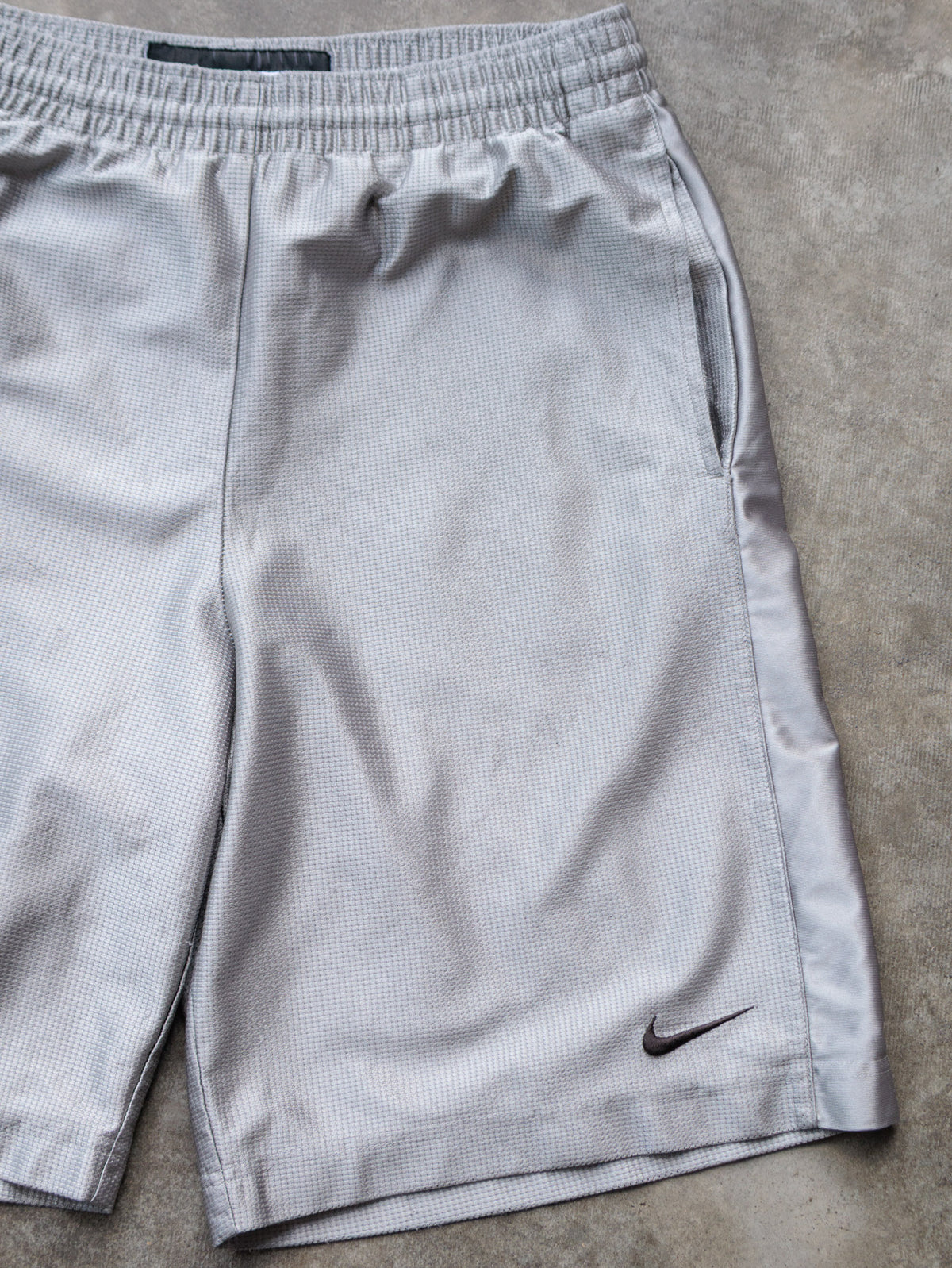 Vintage 00s Grey Nike Basketball Shorts (M)