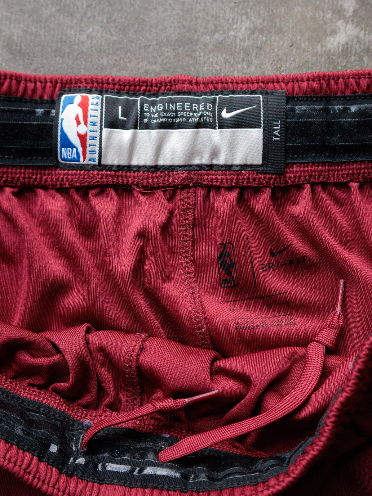 Vintage Red Nike Cleveland Cavaliers Basketball Shorts (L)