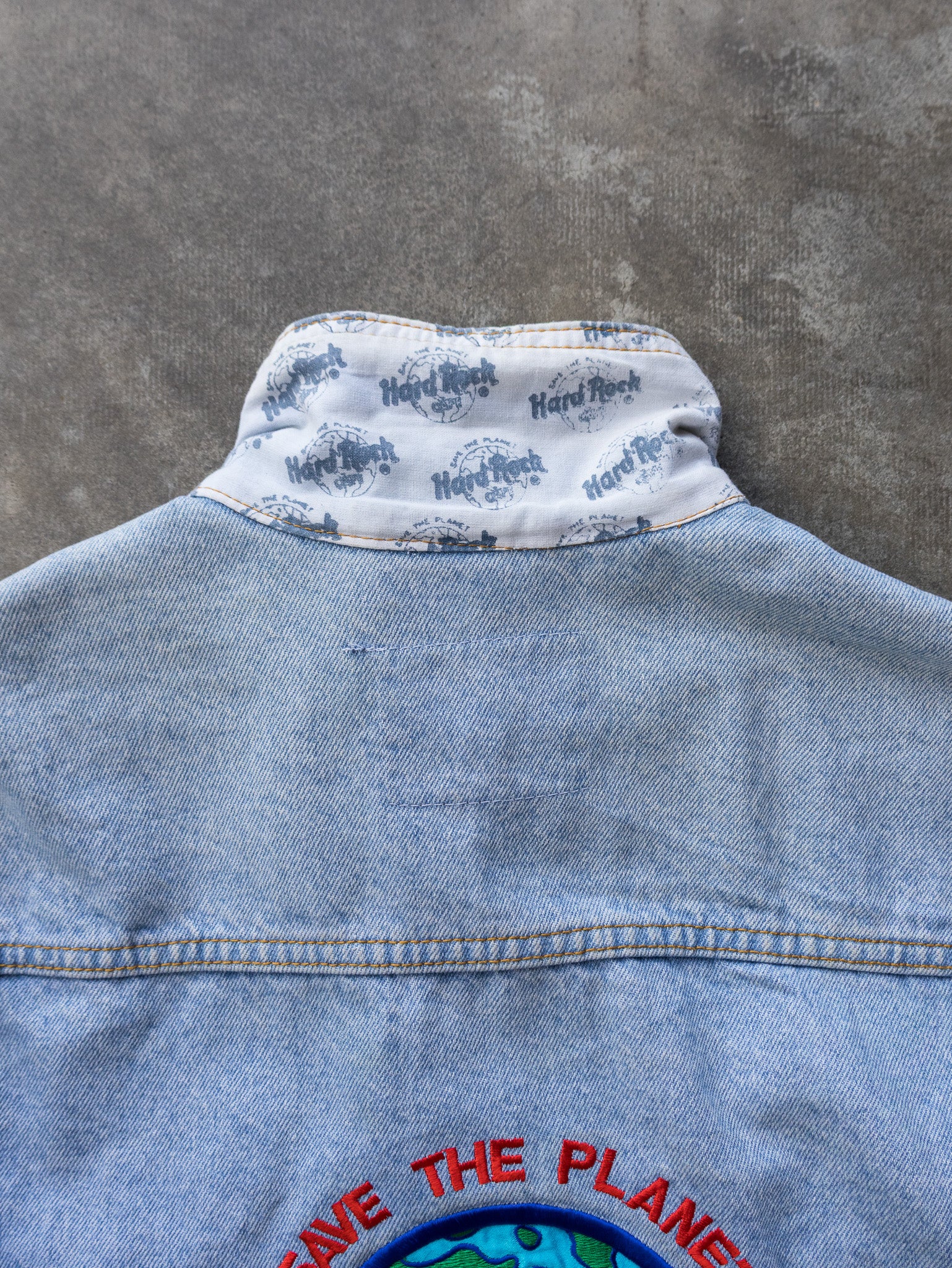Vintage 90s Light Wash Hard Rock Cafe Niagara Falls Denim Jacket (M)