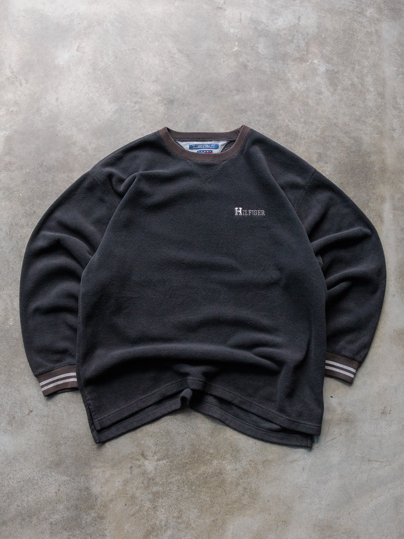 Vintage 00s Black Tommy Hilfiger Fleece Sweatshirt (L)