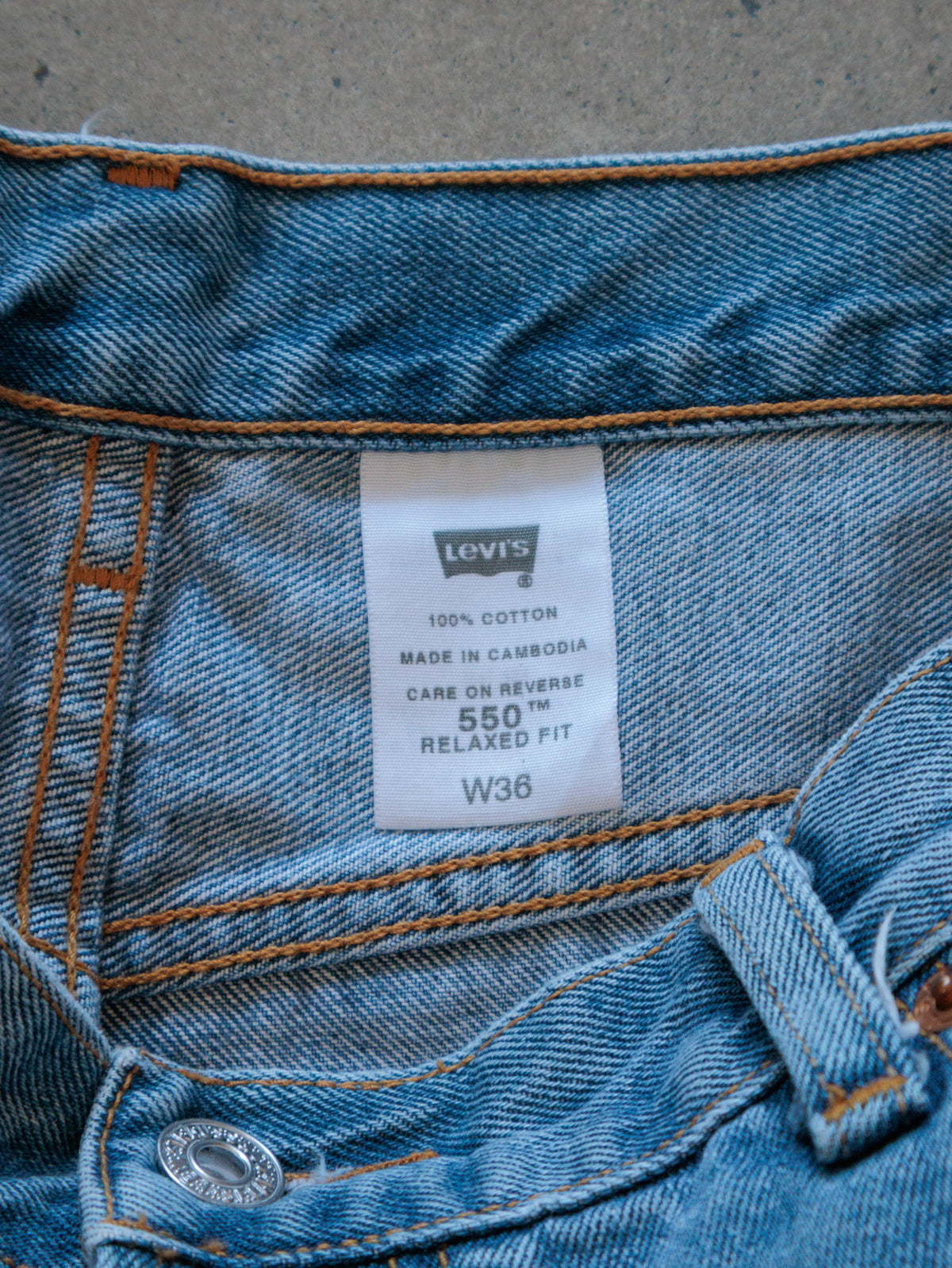 Vintage 00s Blue Levi's 550 Denim Shorts (W36)