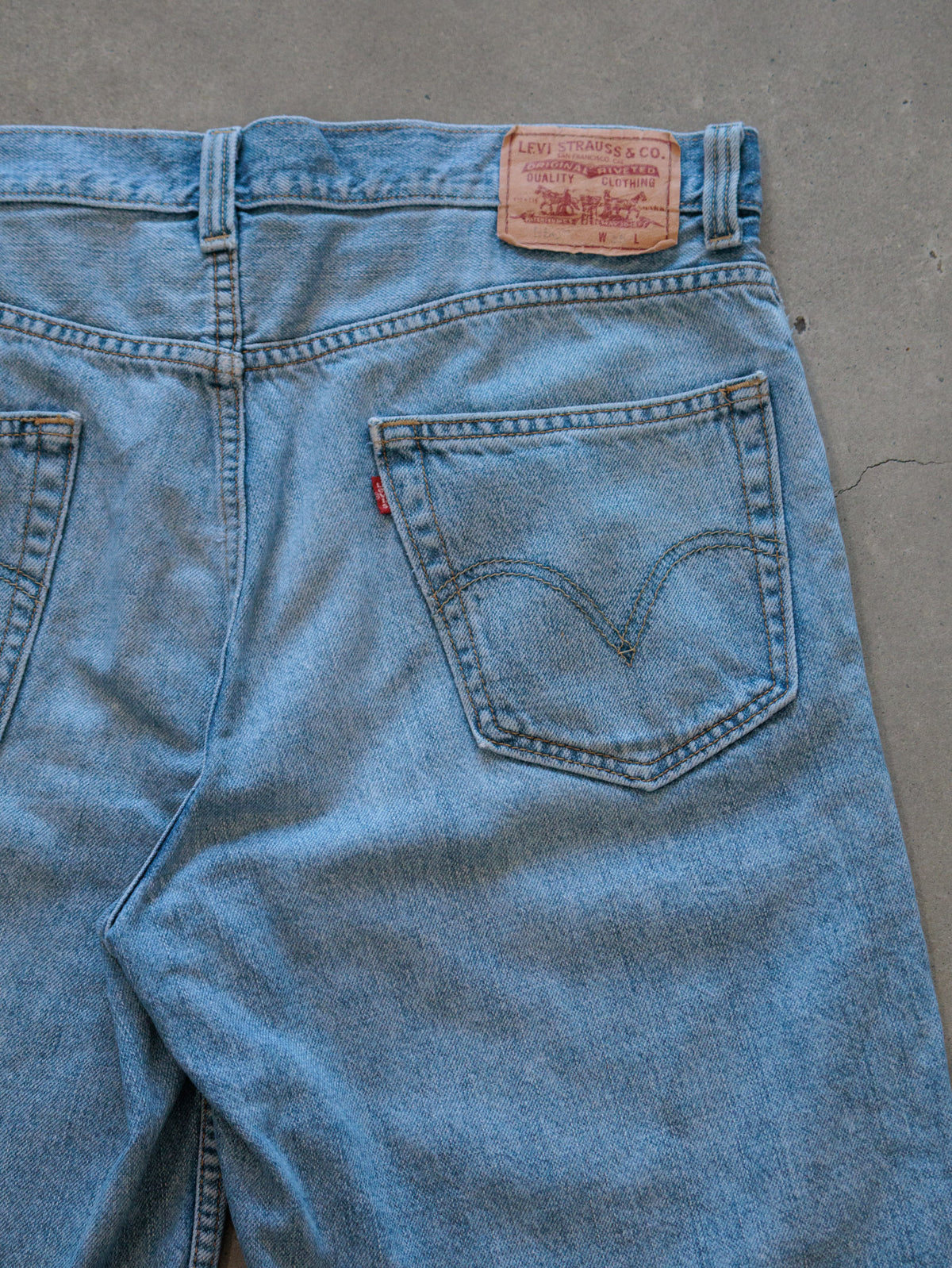 Vintage 00s Blue Levi's 550 Denim Shorts (W36)
