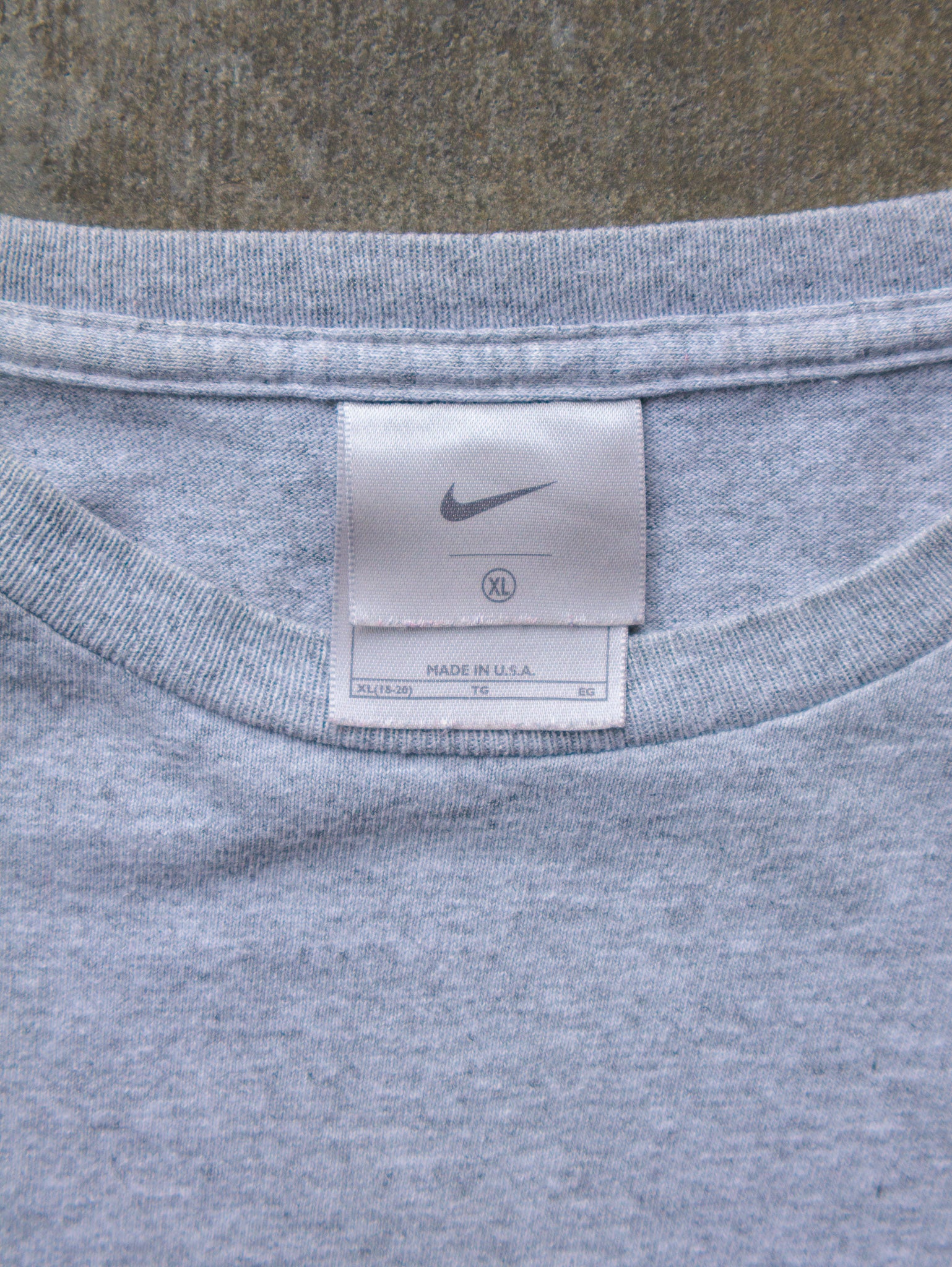 Vintage 00s Grey Nike Graphic Tee (XL)