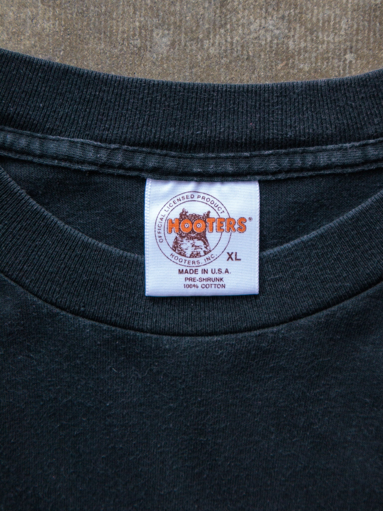 Vintage 90s Hooters Des Moines Iowa Tee (XL)