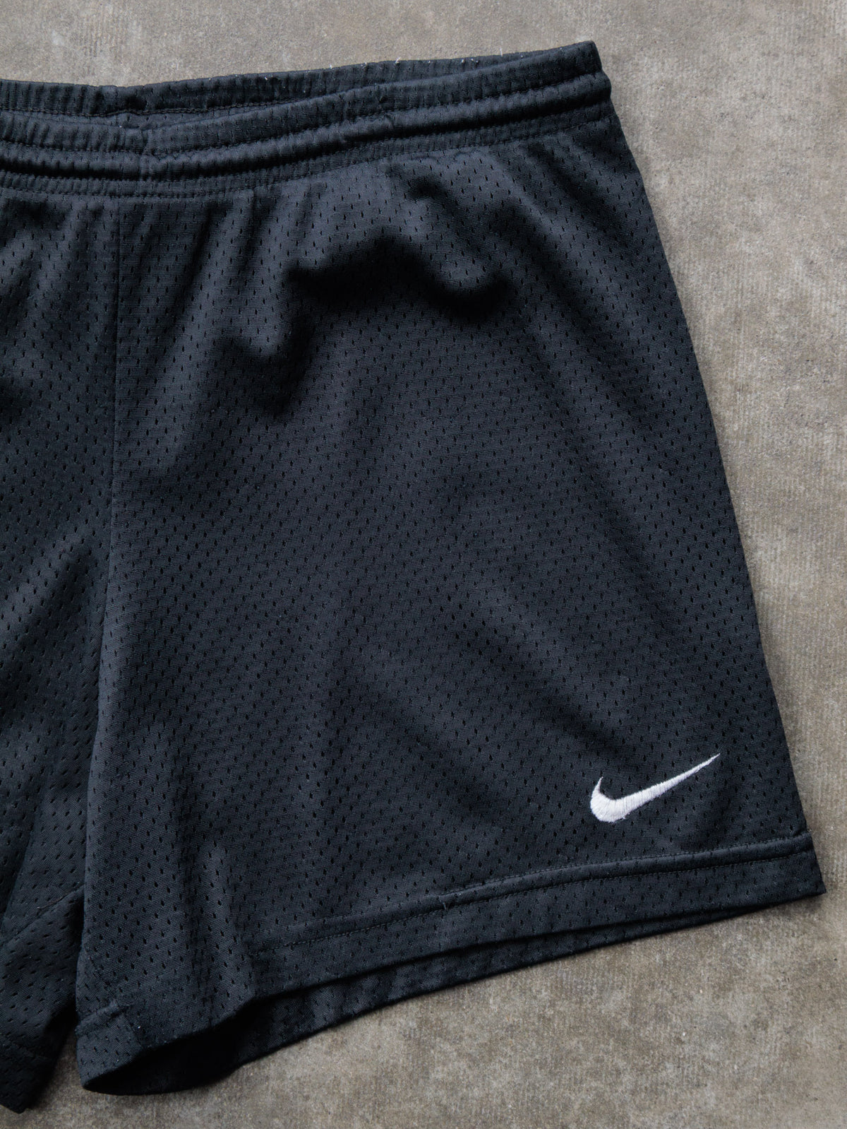 Vintage 90s Black Nike Mesh Shorts (-)