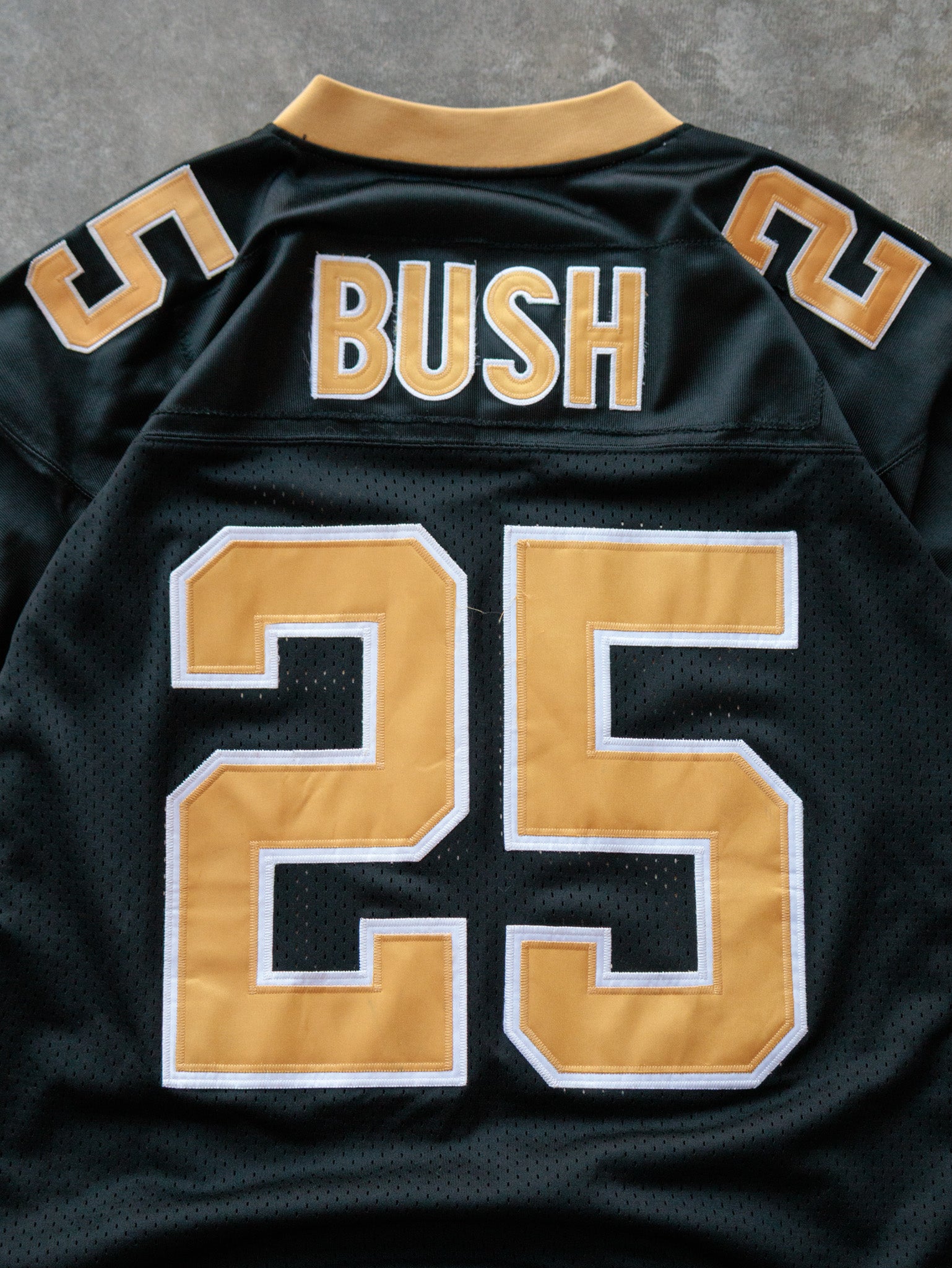 Vintage 00s Black New Orleans Saints Reggie Bush Jersey (L)