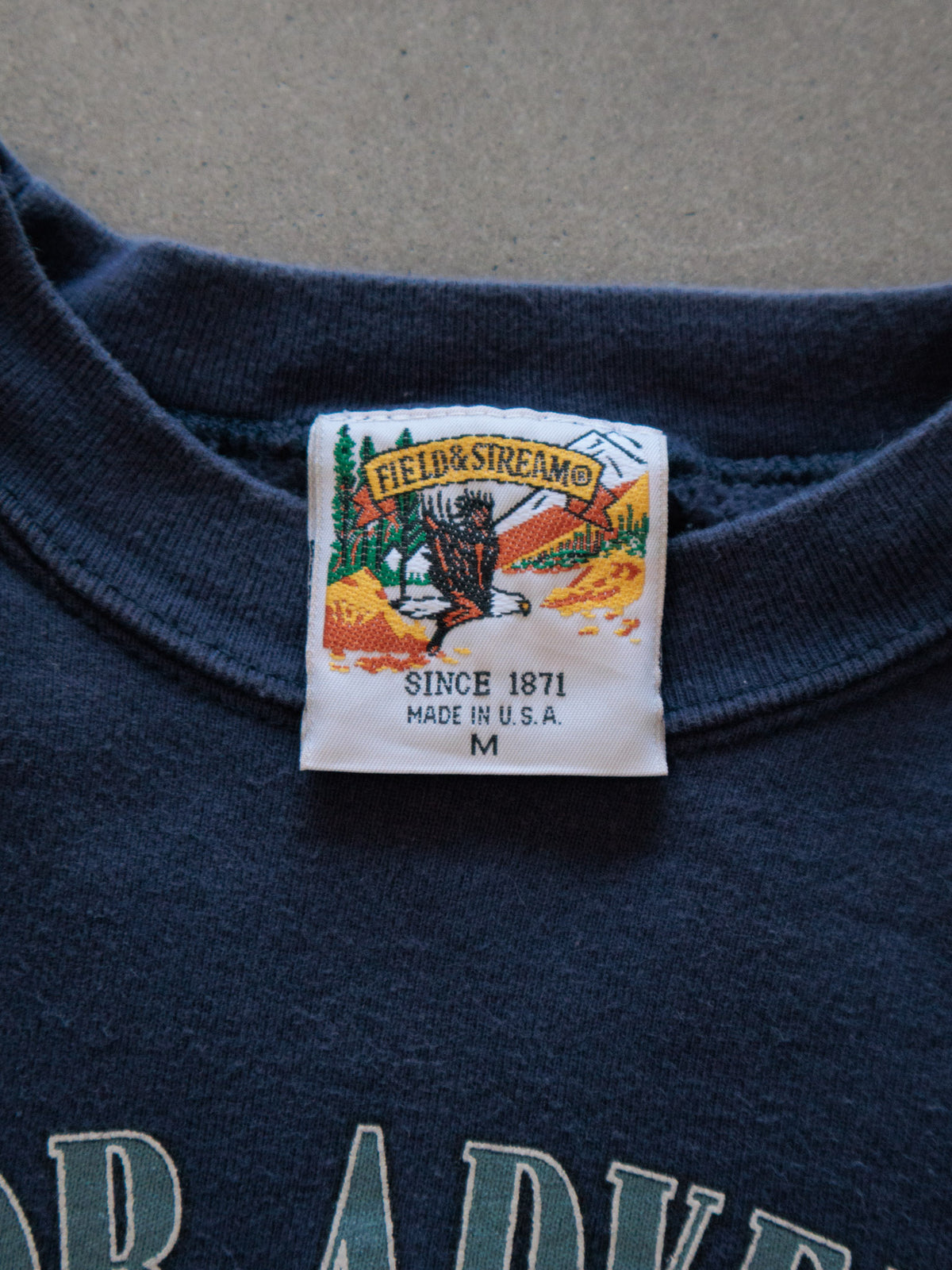 Vintage 90s Navy Field & Stream Whitetail Deer Sweatshirt (M)