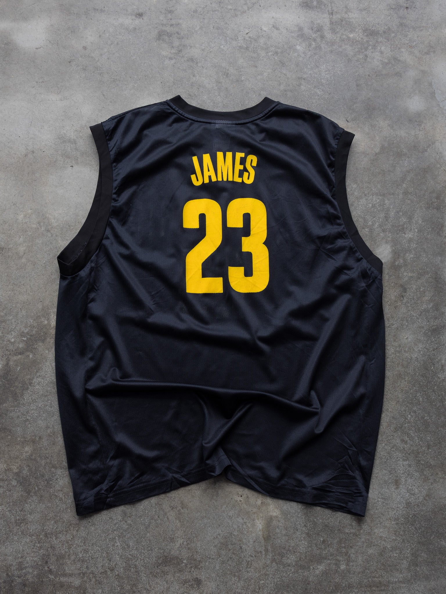 Vintage Black LeBron James Cleveland Cavaliers NBA Jersey (2XL)