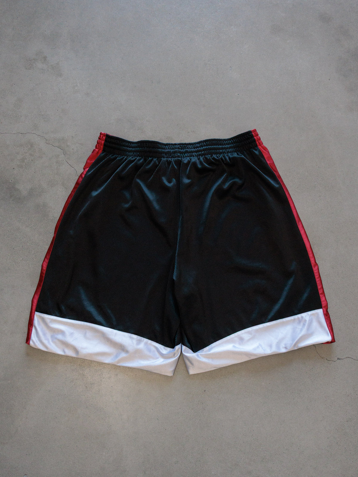 Vintage 00s Black & Red Nike Reversible Mesh Shorts (-)